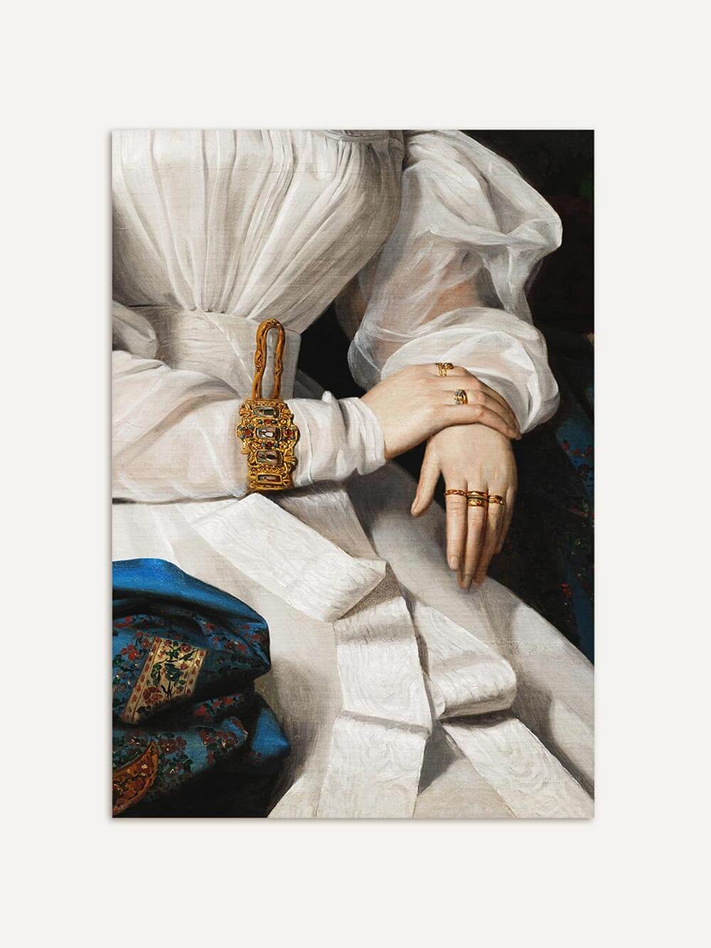 Detailreiches Porträt einer Frau in weißem Kleid mit goldener Manschette und Ringen, inspiriert von viktorianischer Malerei. Hochwertiger Kunstdruck mit edlem Farbspiel und luxuriöser Anmutung.