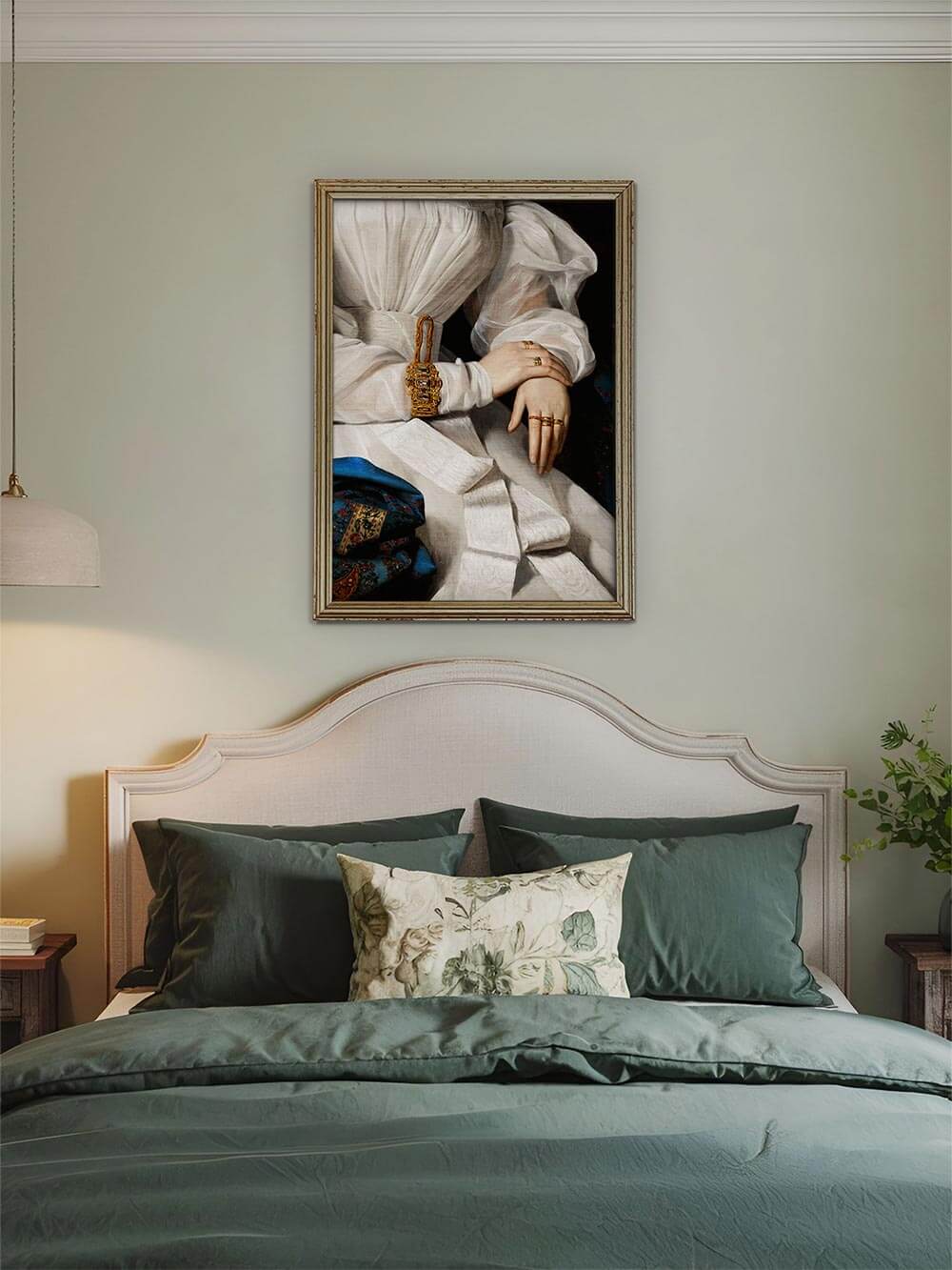 Viktorianischer Porträt-Kunstdruck mit feiner Stoffdarstellung und Goldschmuck hängt über einem Bett in Grüntönen. Harmonische Kombination aus klassischer Kunst und moderner Einrichtung.