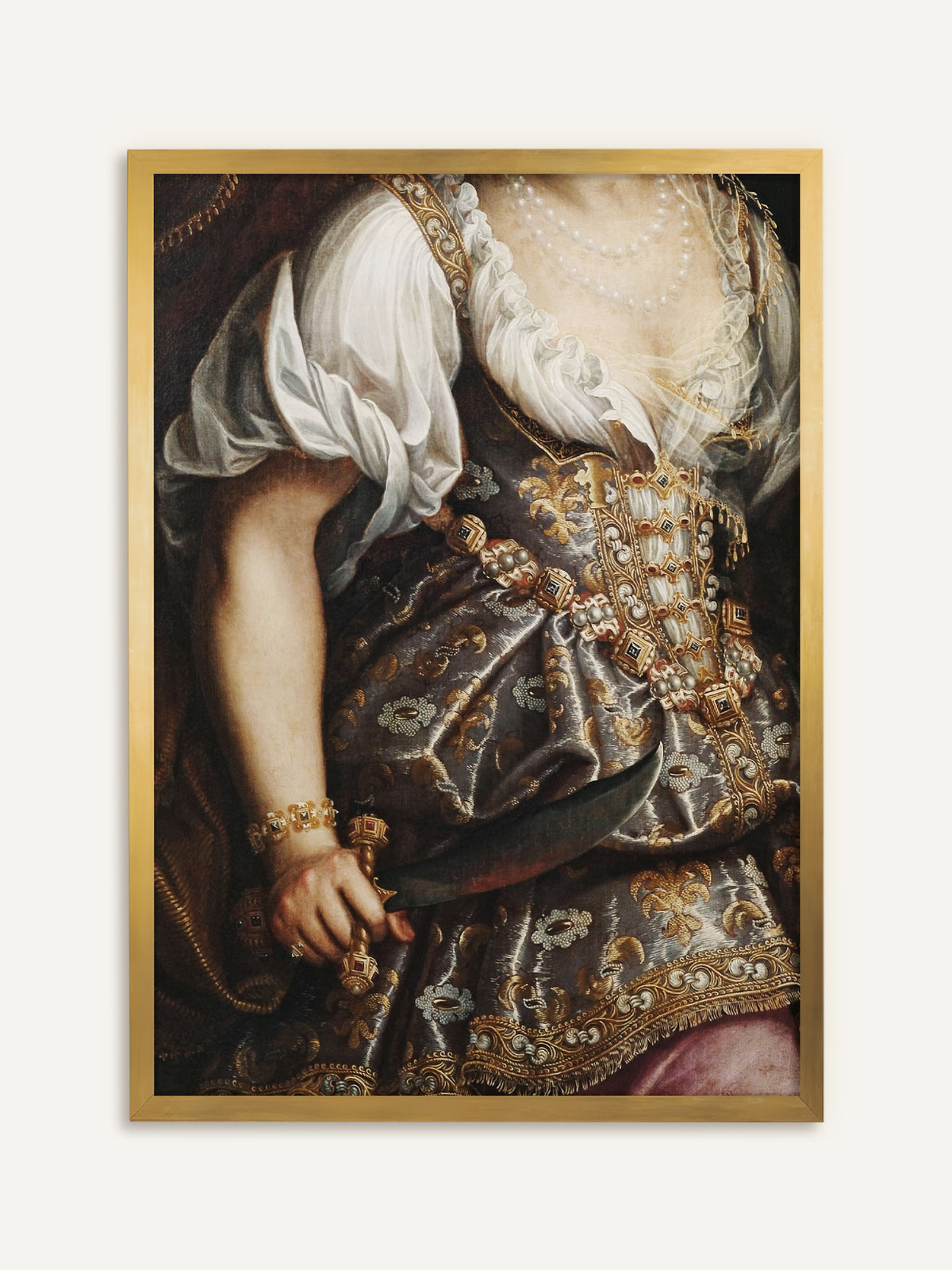 Poster, das eine Frau in silbern-goldenem Brokatmieder mit weißer Bluse, Perlenkette und juwelenbesetztem Gürtel zeigt, die einen gebogenen Dolch in der Hand hält. Im goldenen Rahmen nimmt der Kunstdruck die Goldstickerei auf und wirkt wie ein antikes Gemälde. #Rahmen_Gold