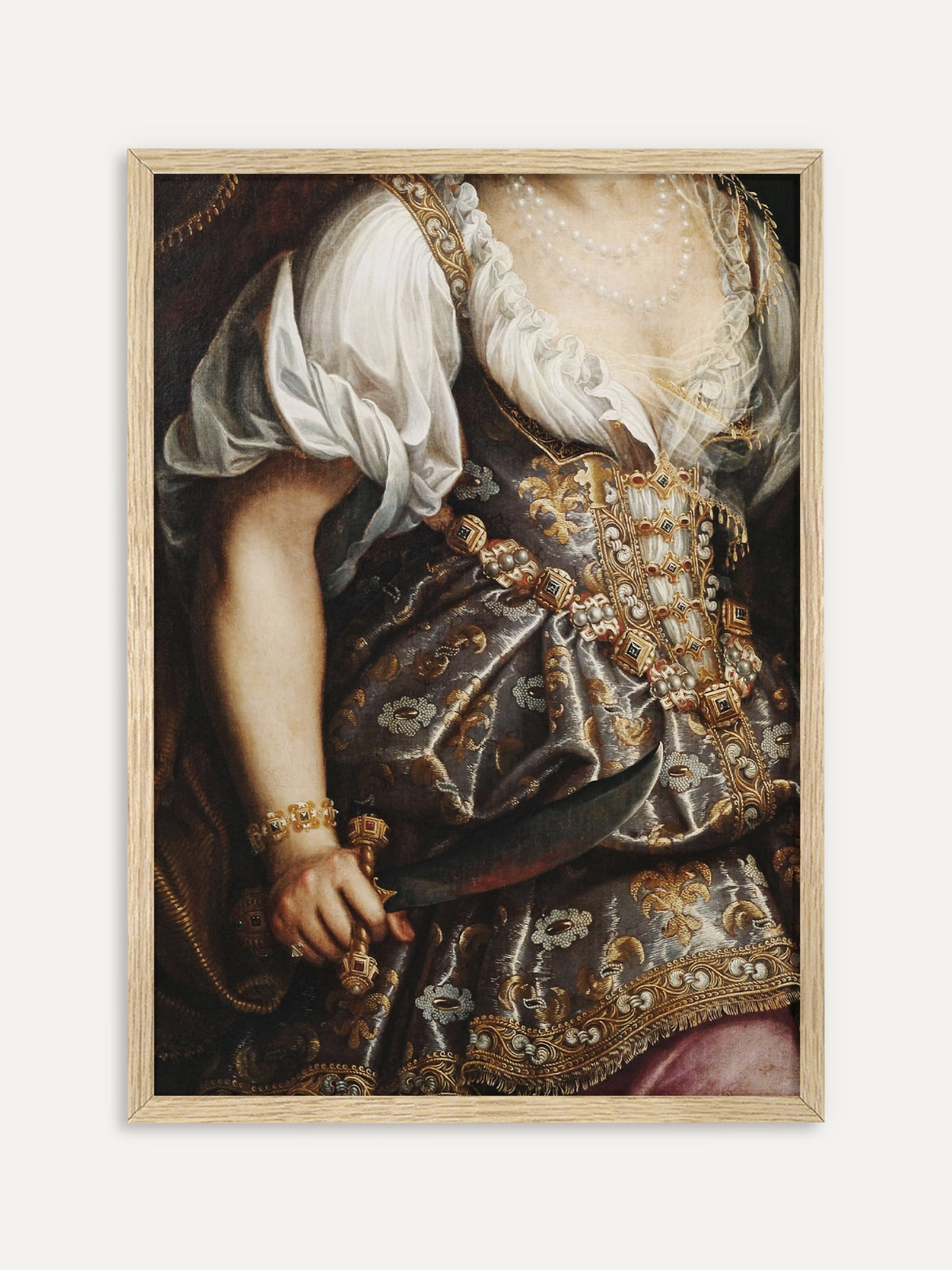Kunstdruck, der eine Frau in silbern-goldenem Brokatmieder mit weißer Bluse, Perlenkette und juwelenbesetztem Gürtel zeigt, die einen gebogenen Dolch in der Hand hält. Im Rahmen aus hellem Holz wirkt das barocke Detail heller und ruhiger. #Rahmen_Helles Holz
