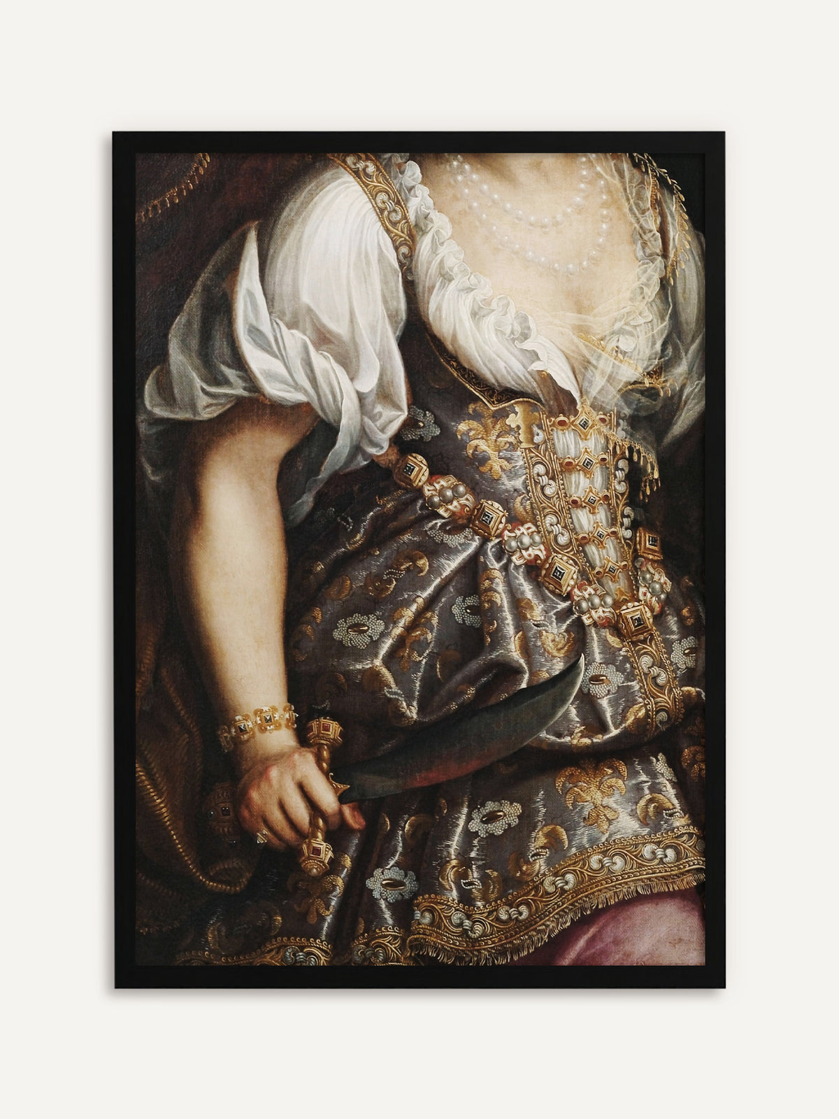 Gerahmtes Poster, das eine Frau in silbern-goldenem Brokatmieder mit weißer Bluse, Perlenkette und juwelenbesetztem Gürtel zeigt, die einen gebogenen Dolch in der Hand hält. Mit schwarzem Rahmen wird das moody Wandbild dramatisch und elegant. #Rahmen_Schwarz