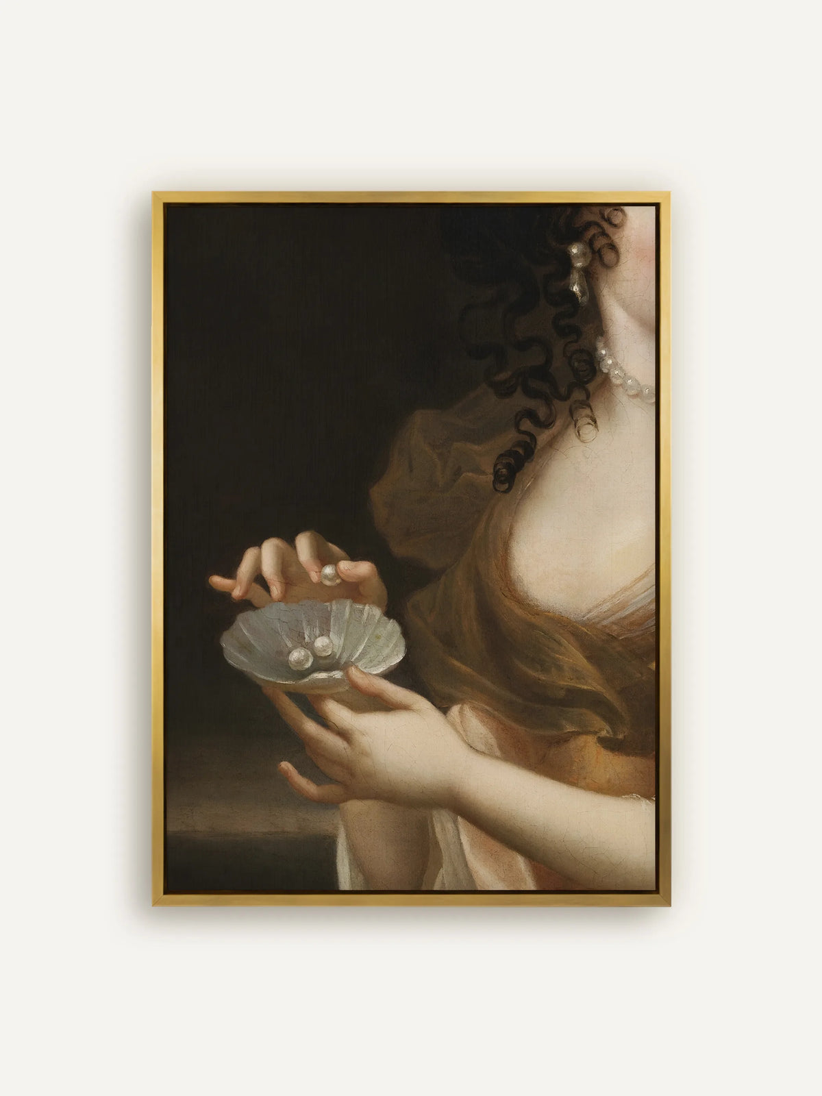 Barockes Leinwandbild nach Pierre Mignard: Frauenhände mit geöffneter Muschel und Perlen, dunkle Locken, Perlenkette und goldbraunes Kleid vor schwarzem Grund, im goldenen Schattenfugenrahmen aus Holz #Rahmen_Gold