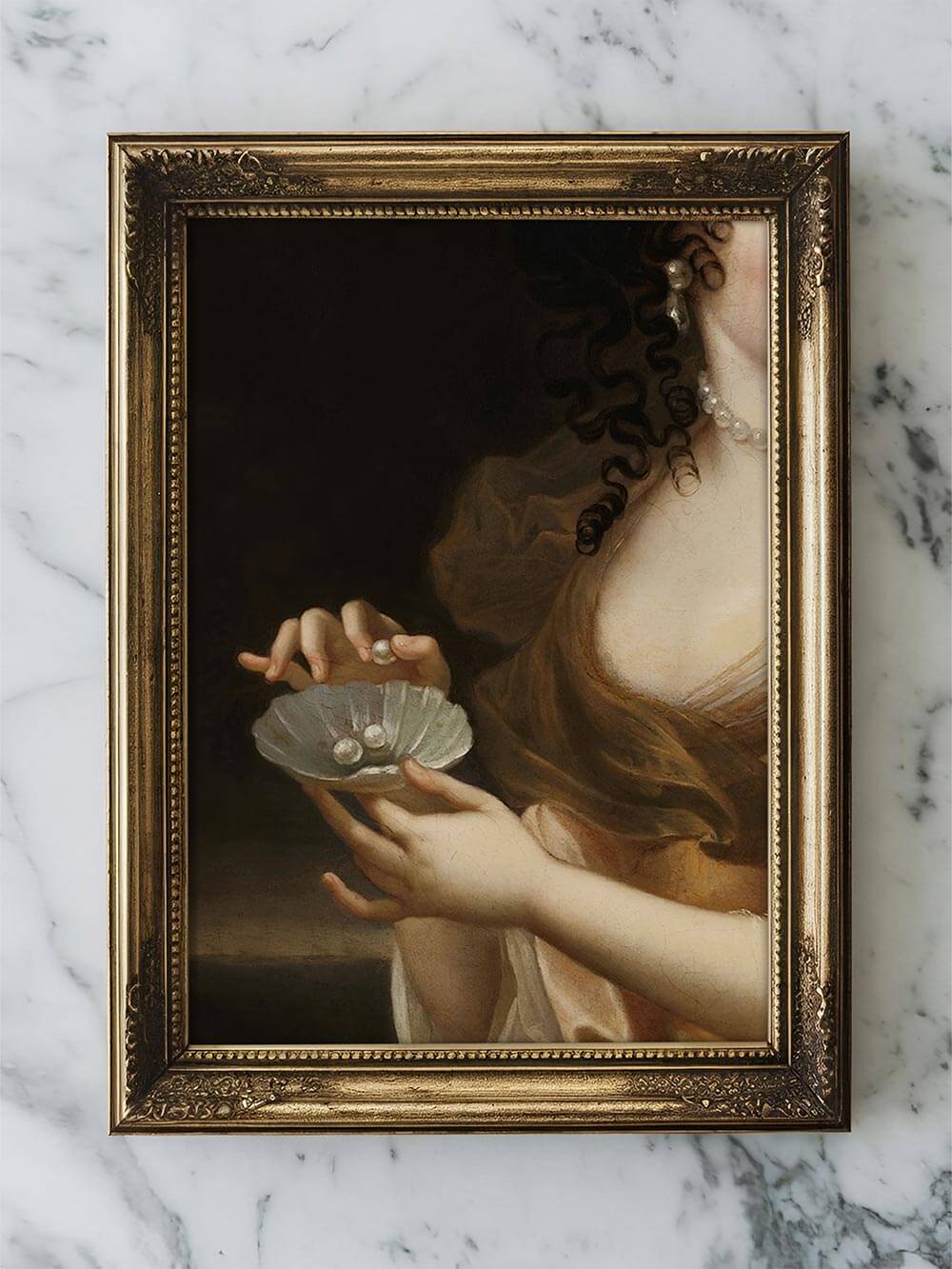 Ein detailreiches barockes Porträt in einem verzierten Goldrahmen, platziert auf einer Marmoroberfläche. Der Druck zeigt eine Frau, die eine Muschelschale mit Perlen hält, während ihre dunklen Locken und feinen Stoffe im Chiaroscuro-Licht glänzen.

