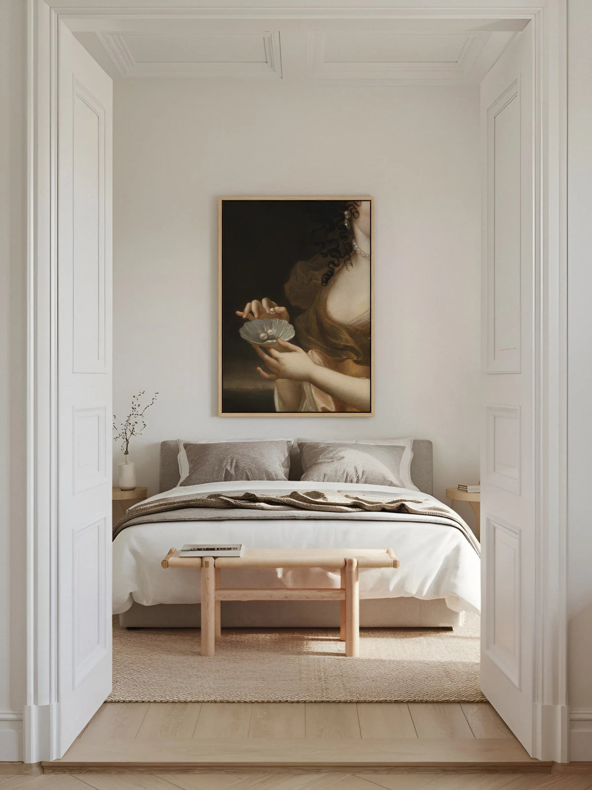 Leinwandbild nach Mignard im naturfarbenen Rahmen über einem Bett mit grauer Bettwäsche im hellen Altbau Schlafzimmer mit einer Holzbank