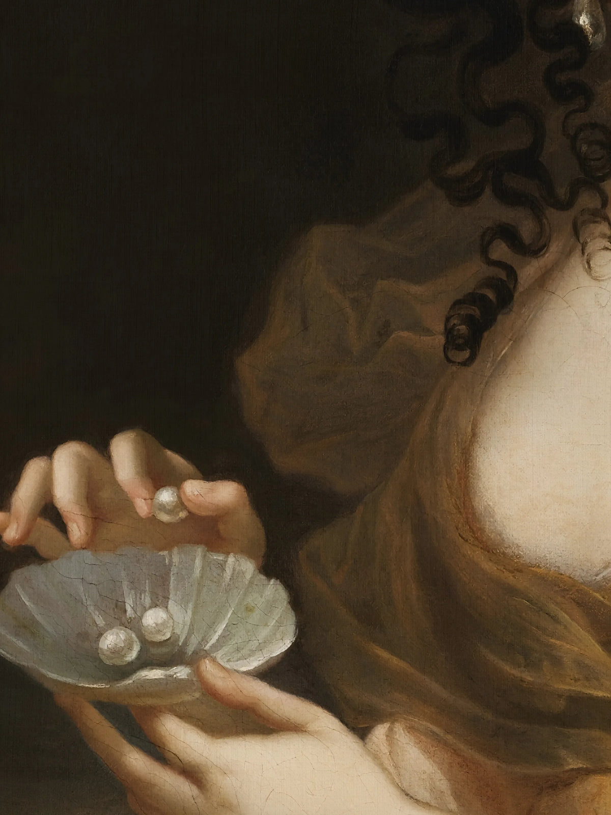 Detail des Leinwandbilds nach Mignard: Finger greifen eine Perle aus der Muschel, dunkle Locken und goldbrauner Stoff mit feinen Rissen