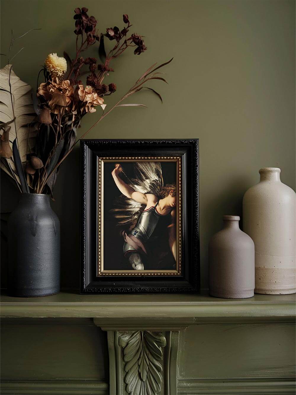 Barockes Engelsporträt mit metallisch schimmernder Rüstung auf tiefdunklem Hintergrund. Der Kunstdruck vereint Stärke und Anmut und ist ideal für Wände mit Dark-Academia- oder moody Einrichtungsstil.