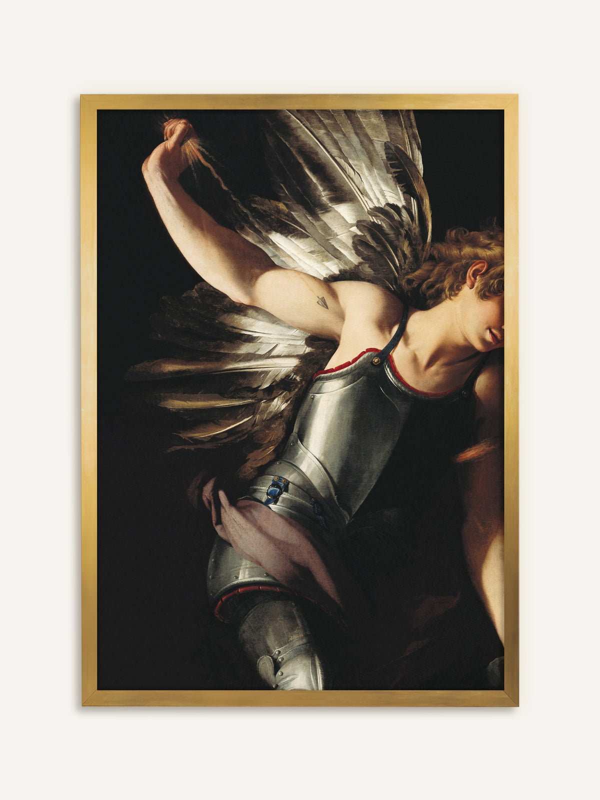Poster, das einen Engel mit blondem Lockenhaar, silberner Rüstung und weit ausgebreiteten braun-weißen Flügeln zeigt, der vor tiefschwarzem Hintergrund den Arm nach oben reckt. Im goldenen Rahmen wirkt der Kunstdruck wie ein antikes Gemälde aus einer Kirche. #Rahmen_Gold