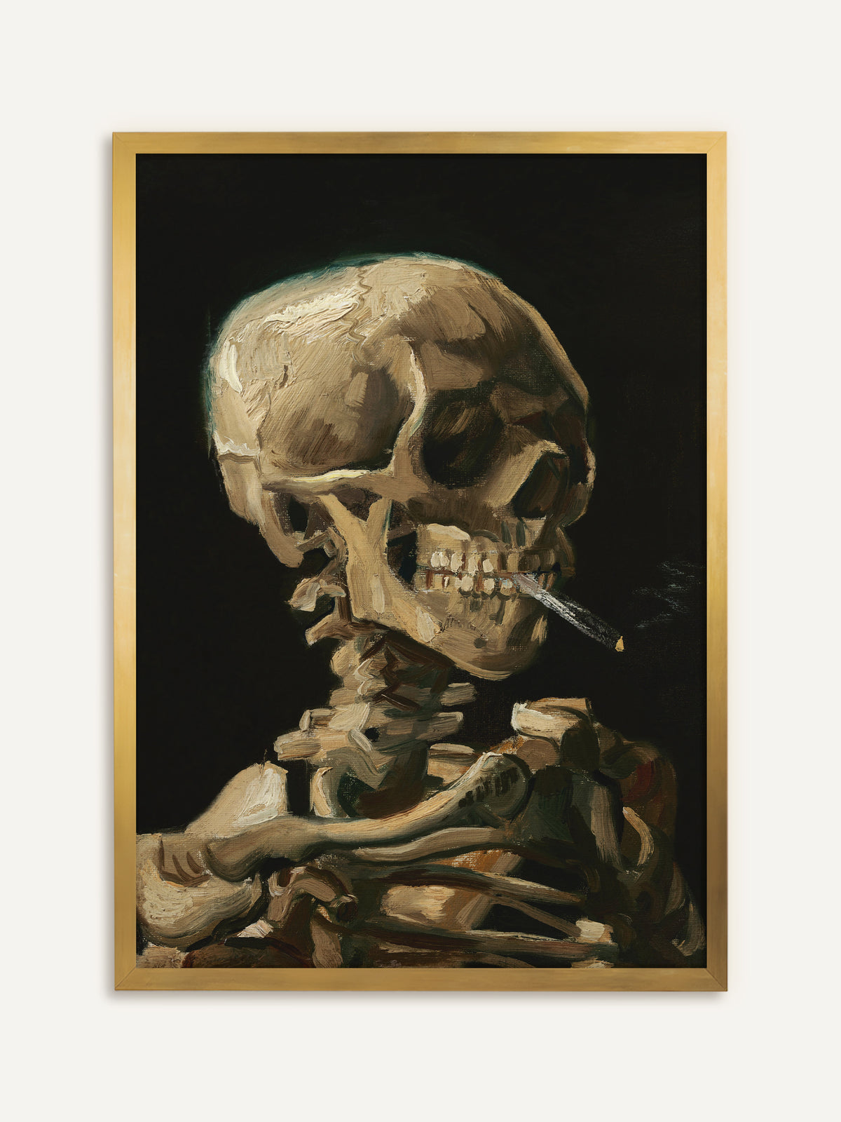 Poster, das einen Totenkopf mit Skelettschultern zeigt, der eine brennende Zigarette zwischen den Zähnen hält, gemalt in Beige- und Brauntönen vor schwarzem Hintergrund. Im goldenen Rahmen wird der Kunstdruck zum ironischen Blickfang im Stil eines alten Gemäldes. #Rahmen_Gold
