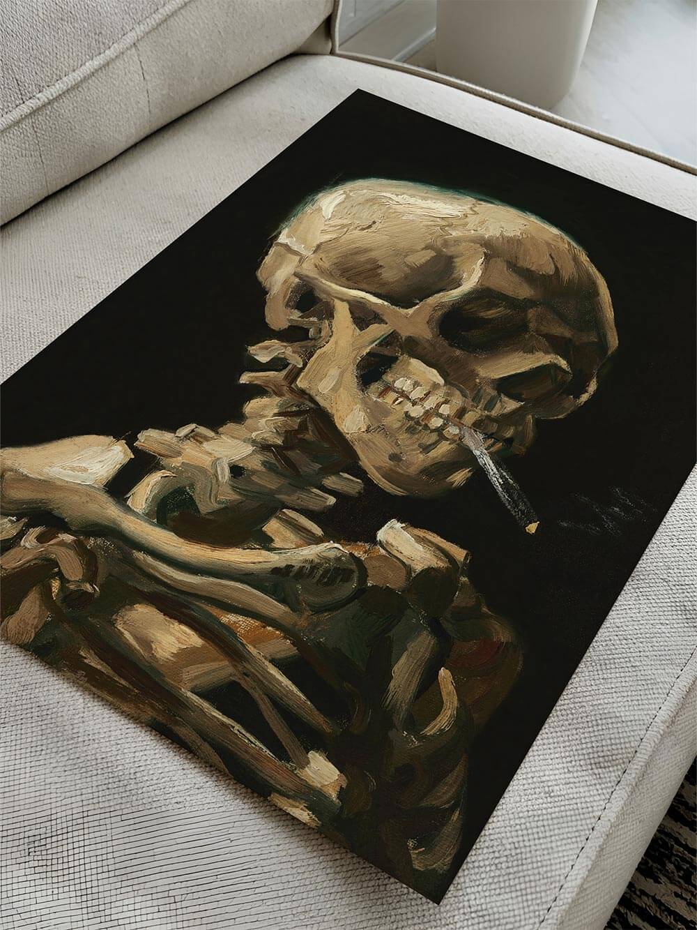 Nahaufnahme eines Kunstdruck mit Skelettkopf und rauchender Zigarette, gemalt in kräftigen Pinselstrichen. Die Struktur und Tiefe des Gemäldes verleihen dem Kunstdruck Authentizität und Ausdruckskraft.