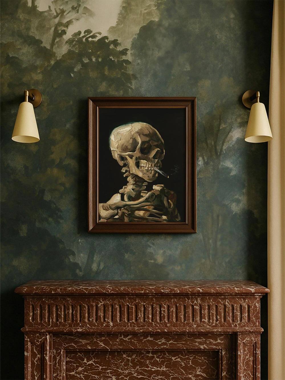 Gerahmter Totenkopf-Kunstdruck über einem marmorierten Kamin mit Waldtapete. Das Gemälde setzt einen moody Akzent und verbindet barocke Symbolik mit moderner Dark-Academia-Eleganz.