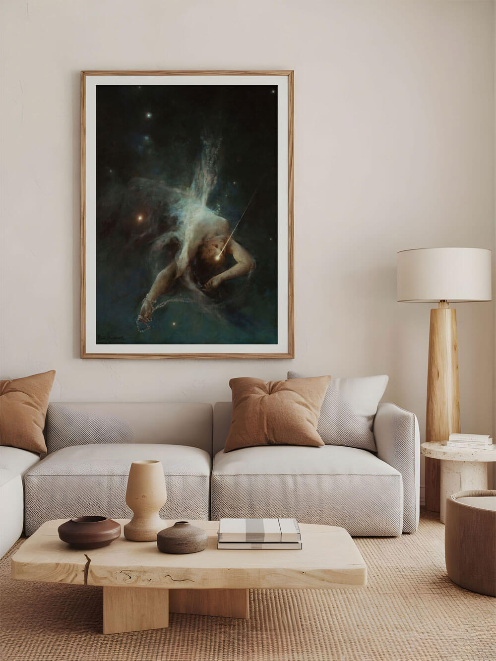 Großformatiges Porträt eines schwebenden Körpers in tiefen Blau- und Schwarztönen, eingerahmt und über einem modernen, minimalistischen Sofa im Wohnzimmer aufgehängt.