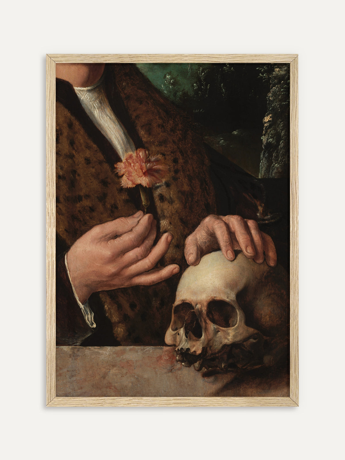 Kunstdruck, der einen Mann in braun geflecktem Pelzmantel zeigt, der eine rosa Nelke hält und die andere Hand auf einen Totenschädel auf einer Steinbrüstung legt. Im Rahmen aus hellem Holz wirkt das Vanitas-Motiv als Wandbild etwas leichter. #Rahmen_Helles Holz