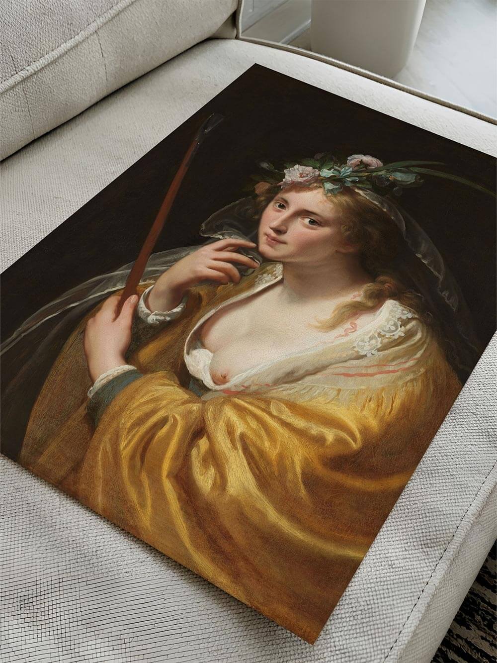 Barockes Frauenporträt mit goldgelbem Gewand und Blumenkranz, liegend auf hellem Stoff fotografiert. Edler Kunstdruck mit warmer Farbpalette, ideal für klassische oder Dark-Academia-Einrichtung.