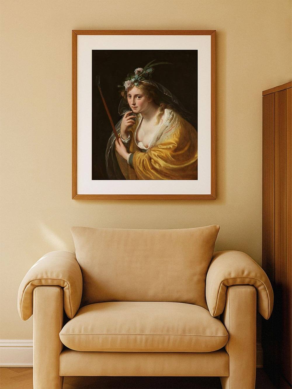 Barockes Porträt einer Frau mit Blumenkranz in Holzrahmen über einem beigen Sessel. Der Kunstdruck ergänzt moderne Räume mit klassischer Eleganz und verleiht dem Wohnzimmer historische Tiefe.