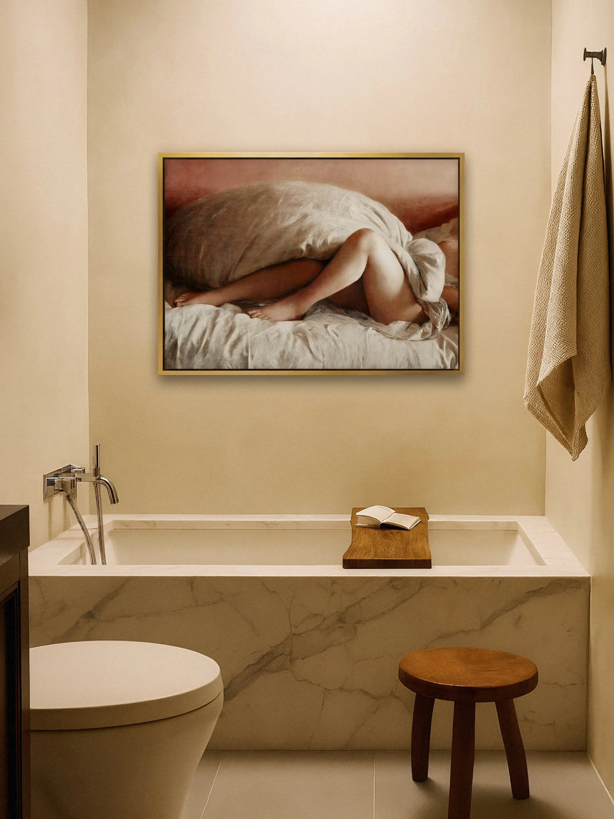 Leinwandbild mit schlafender Figur in Laken im goldenen Rahmen über einer Badewanne mit Marmorverkleidung. Auf einem Holzbrett über der Wanne liegt ein offenes Buch, davor steht ein runder Holzhocker.