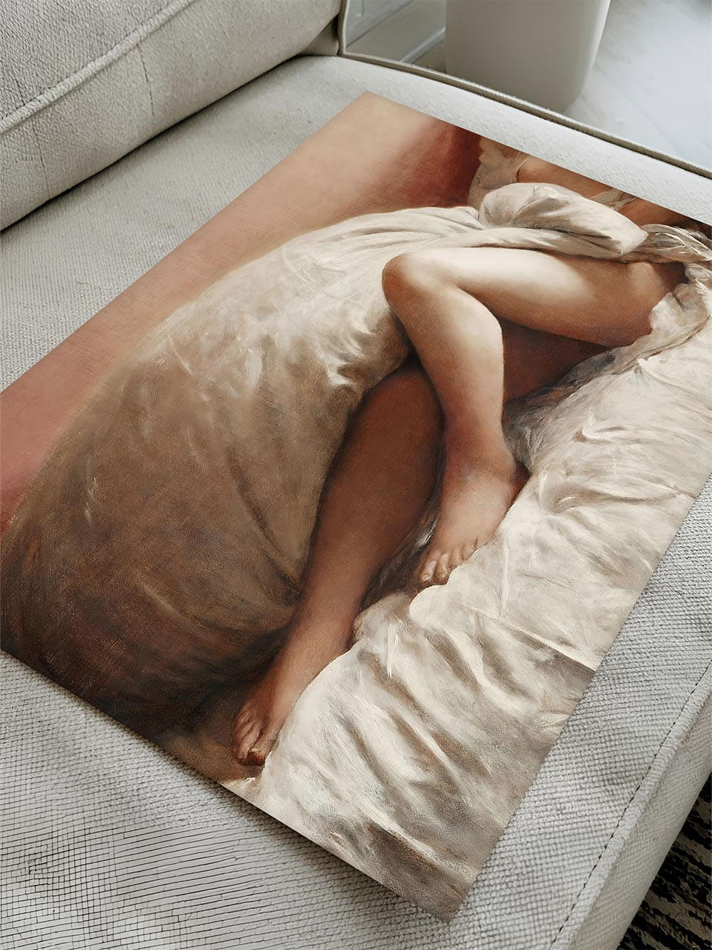 Vintage Kunstdruck einer ruhenden weiblichen Figur auf einem Bett, mit realistischen Texturen und sanftem Licht in Altrosa und Creme.