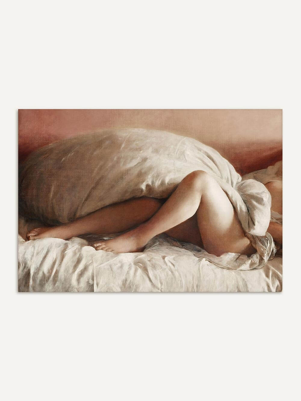 Romantischer Akt-Kunstdruck im Vintage-Stil: Eine liegende weibliche Figur unter weichem, cremefarbenem Leinentuch, detailreich gemalt mit zarten Hauttönen, realistischer Lichtführung und warmem Rosé-Hintergrund.