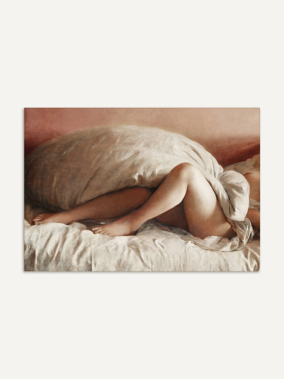 Romantischer Akt-Kunstdruck im Vintage-Stil: Eine liegende weibliche Figur unter weichem, cremefarbenem Leinentuch, detailreich gemalt mit zarten Hauttönen, realistischer Lichtführung und warmem Rosé-Hintergrund. #Rahmen_Ohne Rahmen