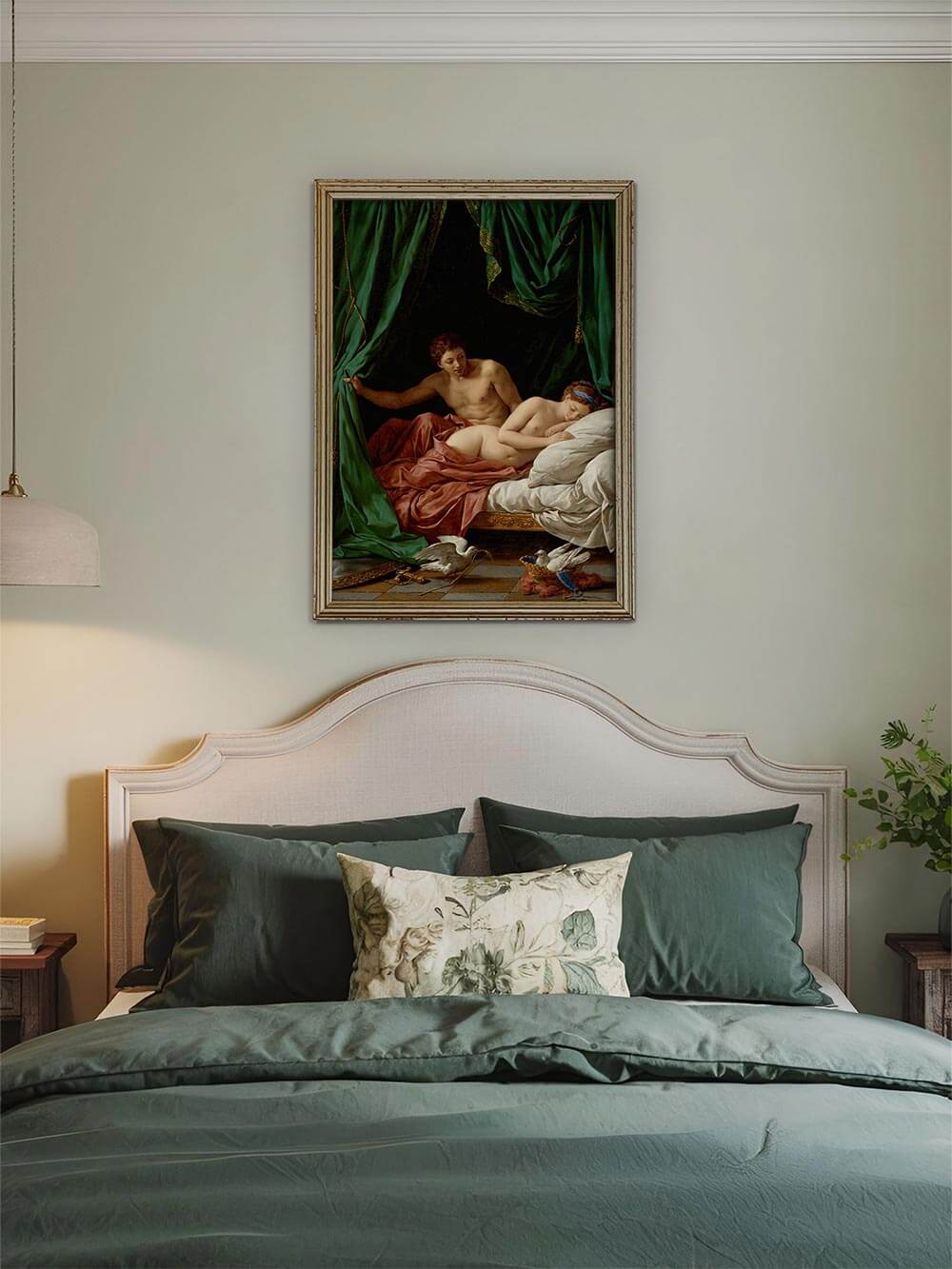 Barocker Kunstdruck mit Aktmotiv über einem grünen Bett mit floralem Kissen. Die sinnliche Szene bringt klassische Eleganz in das stilvoll eingerichtete Schlafzimmer.