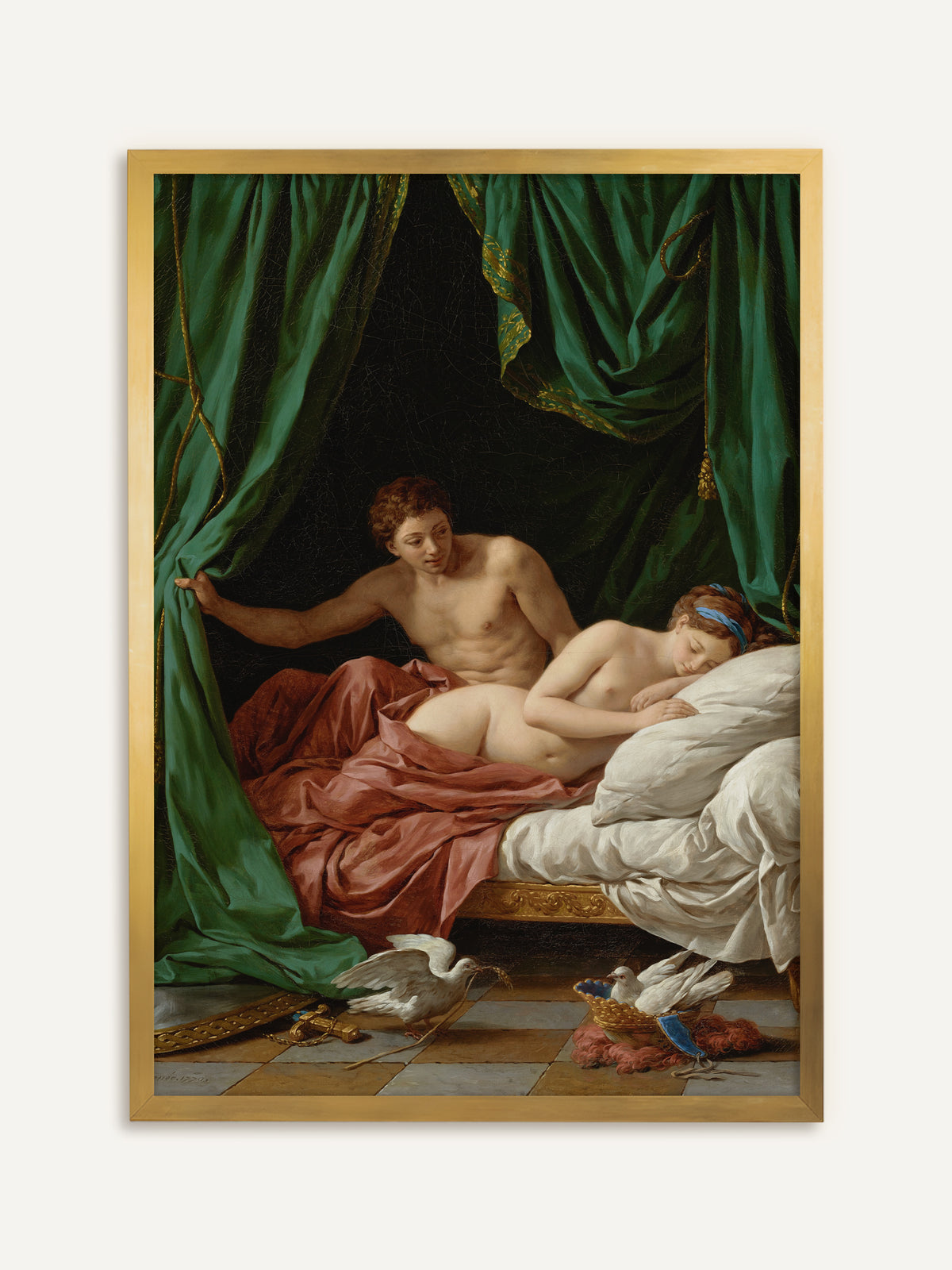 Poster, das eine nackte Frau mit blauem Haarband zeigt, die auf weißen Kissen schläft, während ein junger Mann den smaragdgrünen Bettvorhang zur Seite zieht und auf dem Boden zwei weiße Tauben stehen. Im goldenen Rahmen greift der Kunstdruck die Goldborten des Vorhangs auf und wirkt antik. #Rahmen_Gold