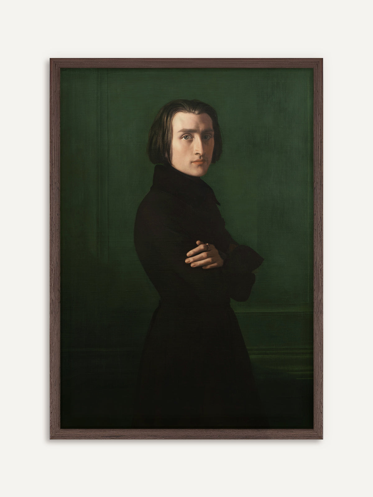 Wandbild, das Franz Liszt zeigt, der mit verschränkten Armen in einem hochgeschlossenen schwarzen Mantel vor einer dunkelgrünen Wand steht und über die Schulter blickt. Der Rahmen aus dunklem Holz unterstreicht die Dark-Academia-Stimmung dieses gerahmten Posters. #Rahmen_Dunkles Holz