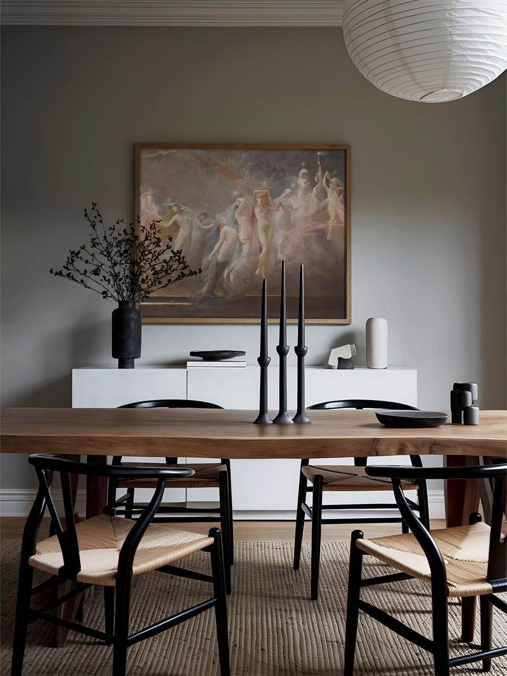 Eleganter Whimsigoth-Kunstdruck mit schwebenden Frauenfiguren in einem modern eingerichteten Esszimmer. Die sanfte Farbpalette und die ätherische Darstellung erzeugen eine traumhafte Atmosphäre.