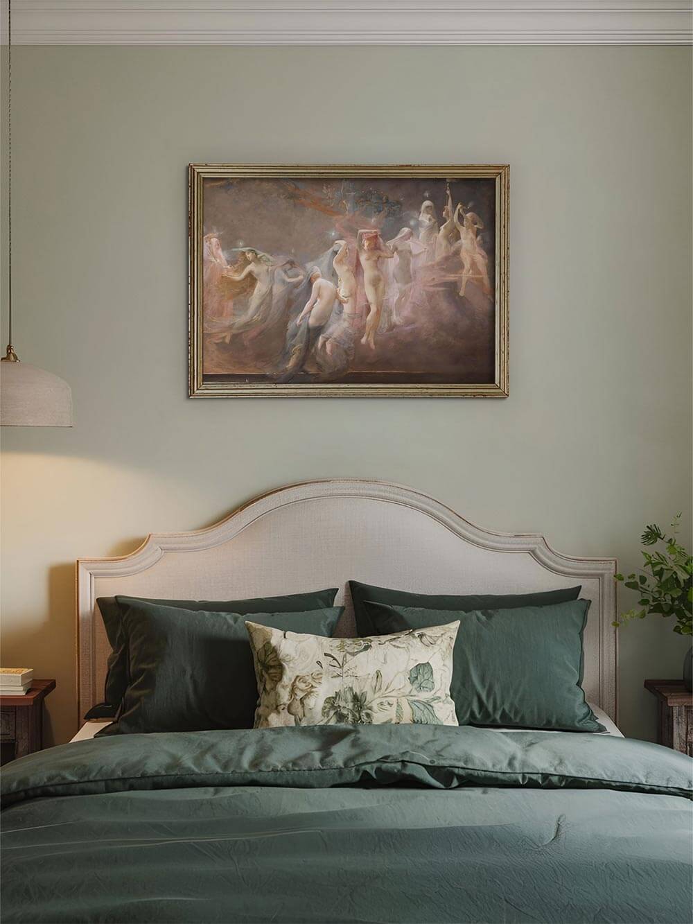 Das verträumte Wandbild „Die Morgensterne (1886)“ über einem Bett mit grüner Bettwäsche. Die mystische Darstellung aufstrebender Frauenfiguren verstärkt das ruhige und inspirierende Ambiente.