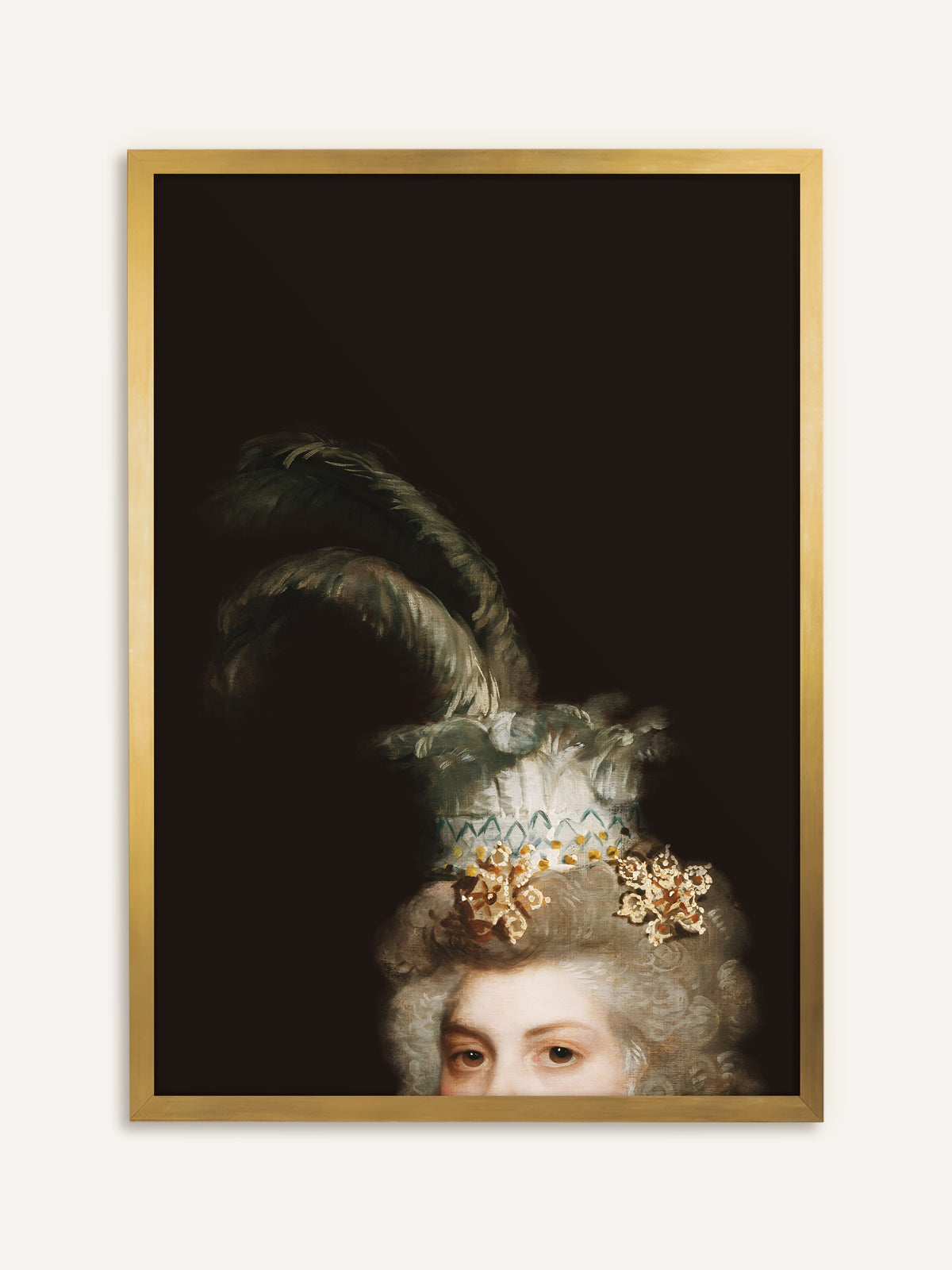 Poster, das eine Frau mit grau gepuderter Lockenfrisur und weißer Haube mit goldenen Spangen und hohen dunkelgrünen Straußenfedern zeigt, von deren Gesicht vor tiefem Schwarz nur die Augen zu sehen sind. Im goldenen Rahmen greift der Kunstdruck die goldenen Spangen auf und wirkt antik. #Rahmen_Gold