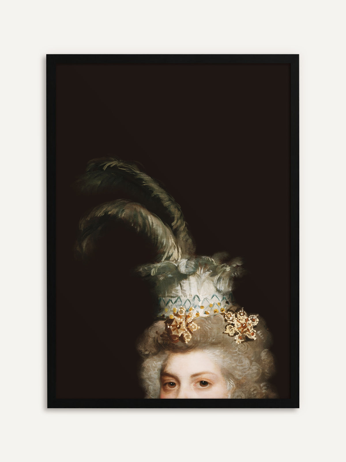 Gerahmtes Poster, das eine Frau mit grau gepuderter Lockenfrisur und weißer Haube mit goldenen Spangen und hohen dunkelgrünen Straußenfedern zeigt, von deren Gesicht vor tiefem Schwarz nur die Augen zu sehen sind. Mit schwarzem Rahmen wird das Vintage-Wandbild klar und grafisch. #Rahmen_Schwarz