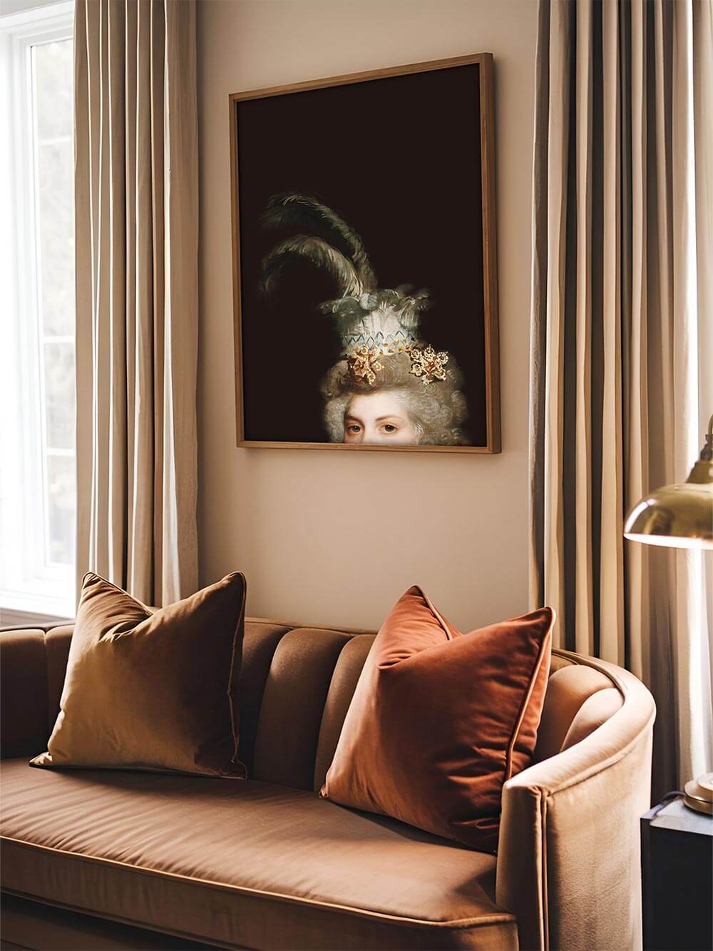 Stilvolles viktorianisches Porträt mit dramatischem Schwarz-Hintergrund, zeigt das Auge einer adligen Frau mit opulenter Perücke, goldenen Haarspangen und aufwendigem Federhut – edle Wandkunst im klassischen Wohnambiente.