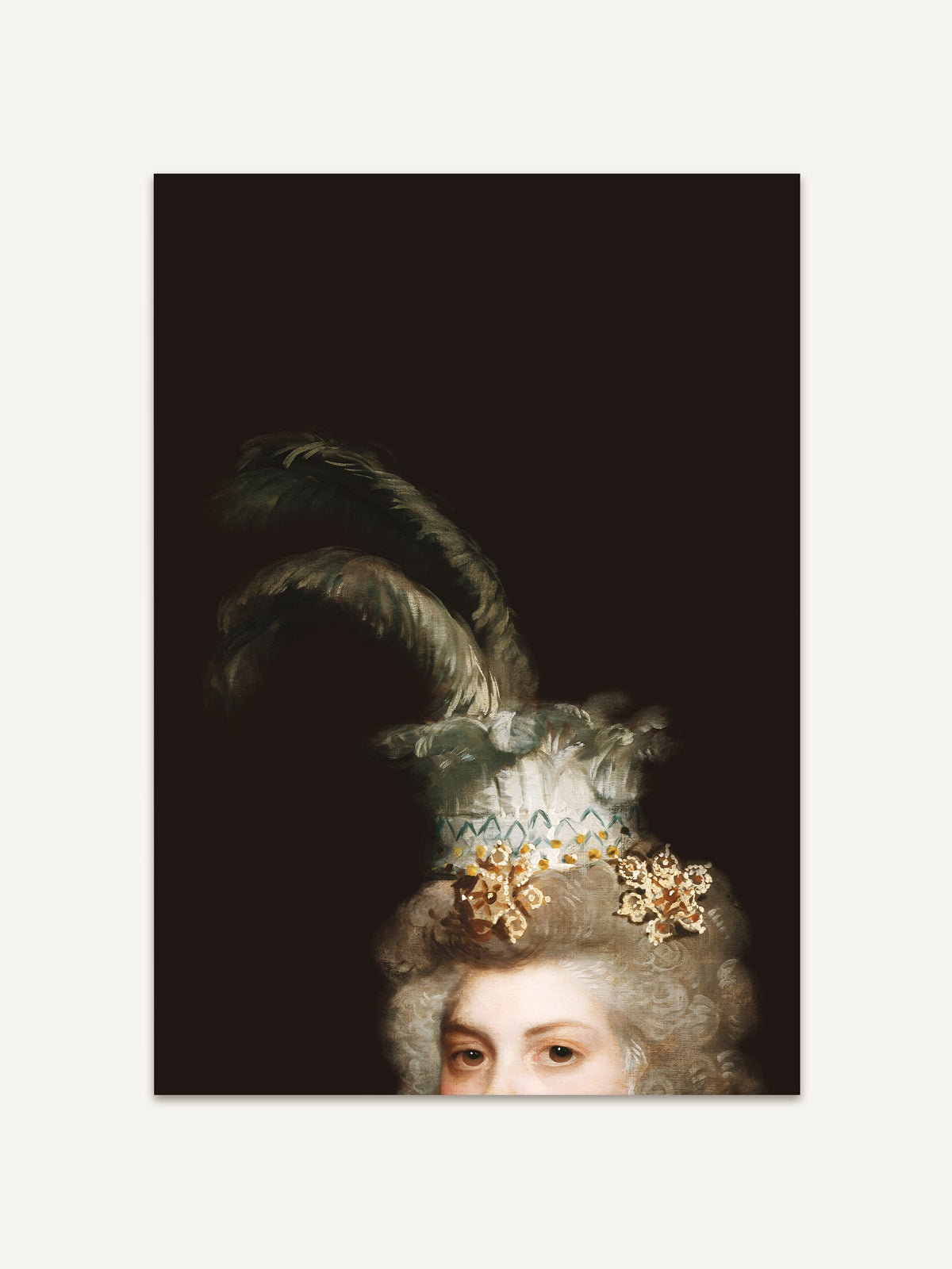 Halb angeschnittenes viktorianisches Damenporträt mit fein ausgearbeiteter Frisur, goldenen Schmuckdetails und weißem Federhut auf tiefdunklem Hintergrund – ein ausdrucksstarkes Statement in klassischer Portraitkunst. #Rahmen_Ohne Rahmen
