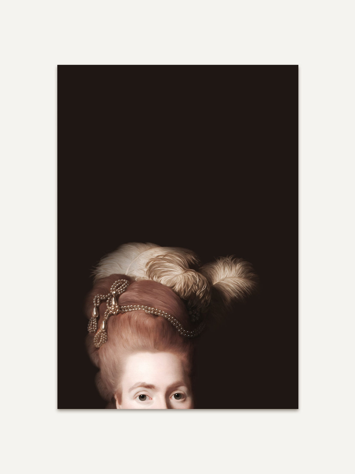 Viktorianischer Portrait-Kunstdruck einer Frau mit hochgestecktem Haar, opulenten Perlen und weißen Federn, vor tiefschwarzem Hintergrund im Stil alter Ölportraits. #Rahmen_Ohne Rahmen