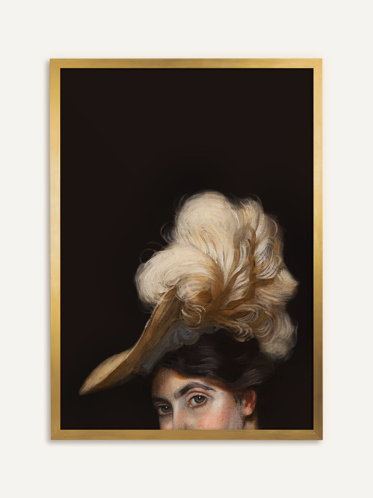 Poster, das eine Frau mit dunklem Haar und breitem Hut mit üppigen cremeweißen Federn zeigt, von der vor tiefem Schwarz nur Augen und Stirn zu sehen sind. Im goldenen Rahmen nimmt der Kunstdruck die goldbraunen Töne der Hutkrempe auf. #Rahmen_Gold