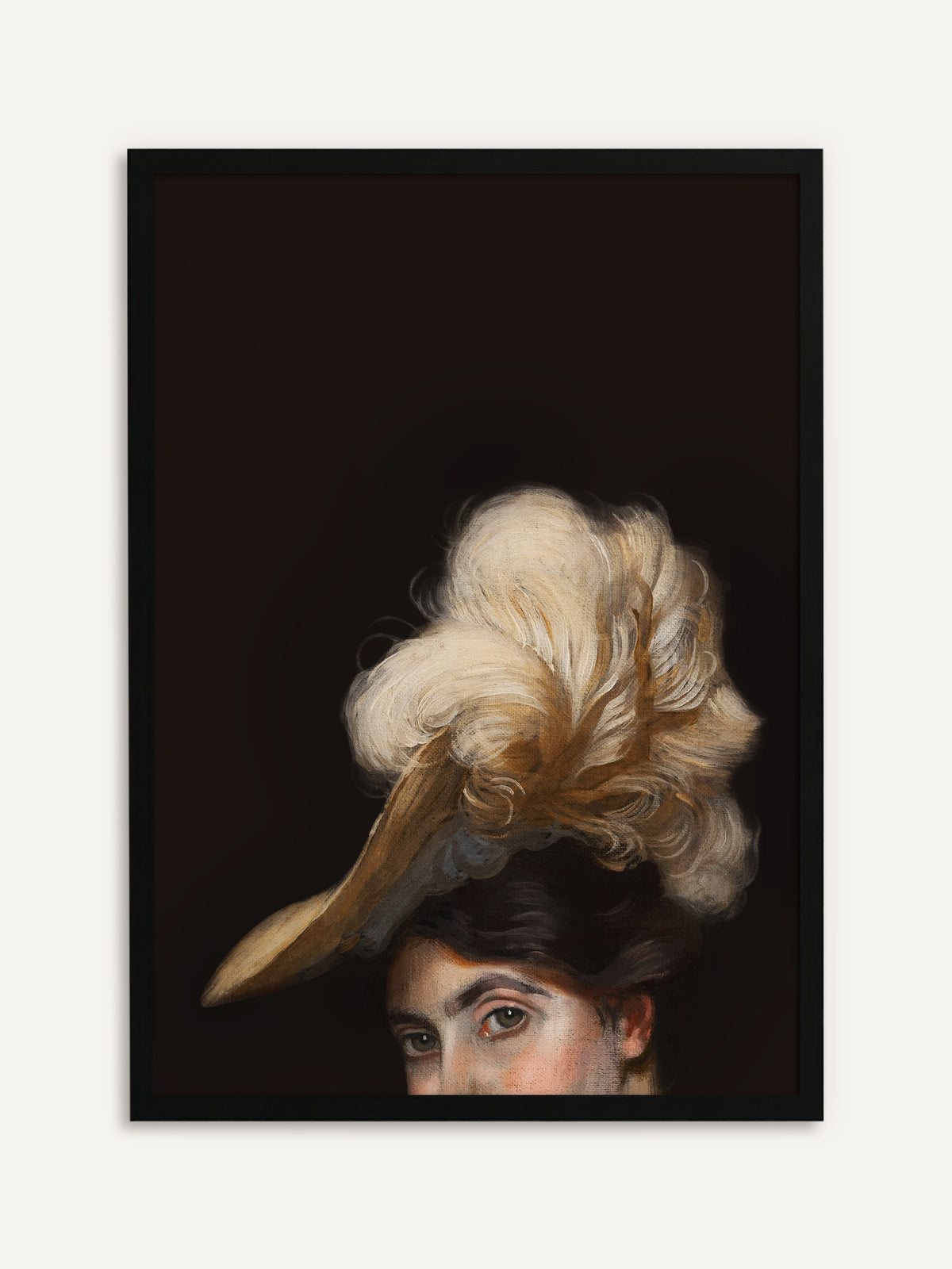 Gerahmtes Poster, das eine Frau mit dunklem Haar und breitem Hut mit üppigen cremeweißen Federn zeigt, von der vor tiefem Schwarz nur Augen und Stirn zu sehen sind. Mit schwarzem Rahmen wird das Wandbild klar und elegant. #Rahmen_Schwarz