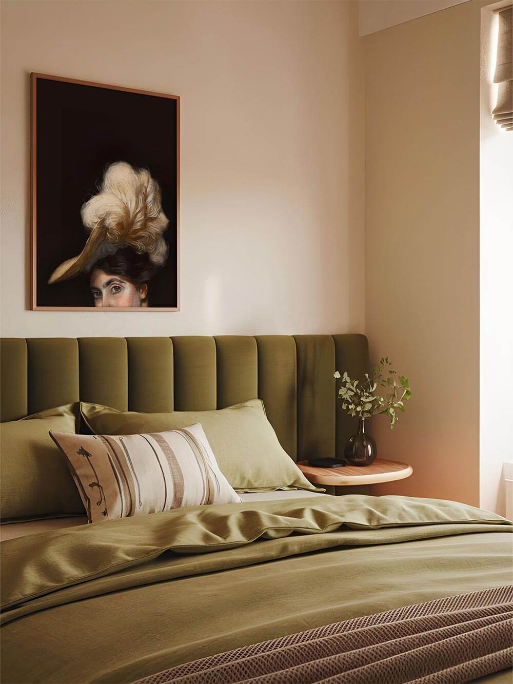 Viktorianisches Damenportrait mit detailreichem Federhut als Kunstdruck im Holzrahmen über einem olivgrünen Bett. Harmonische Farbpalette aus Beige, Dunkelbraun und Naturtönen im klassischen Schlafzimmer.