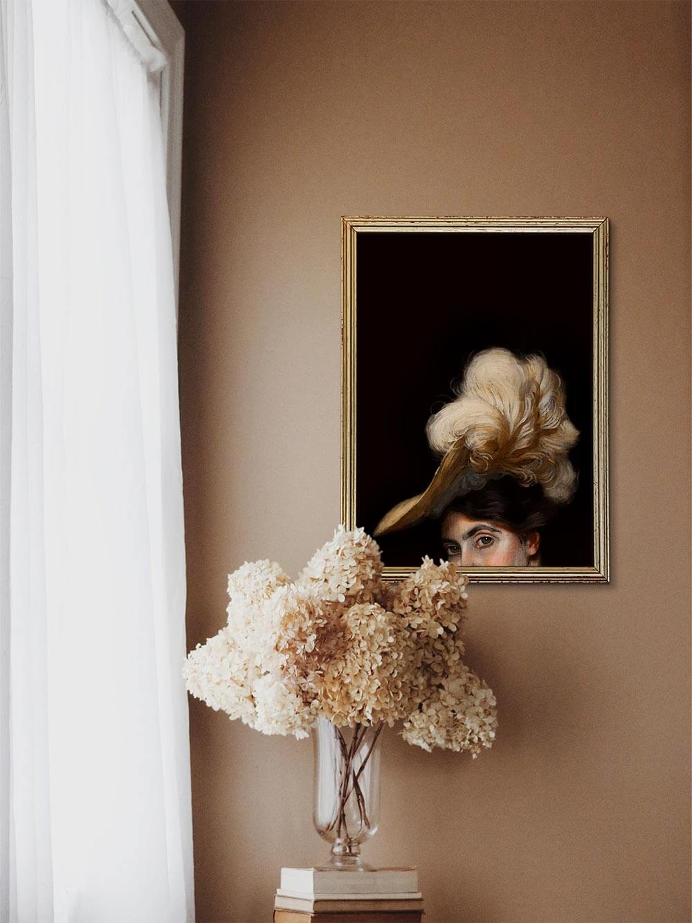 Stilvolles viktorianisches Frauenportrait mit opulentem Federhut auf schwarzem Hintergrund, gerahmt über einem Arrangement aus Trockenblumen an einer beigefarbenen Wand. Klassische Wandkunst mit Retro-Flair.