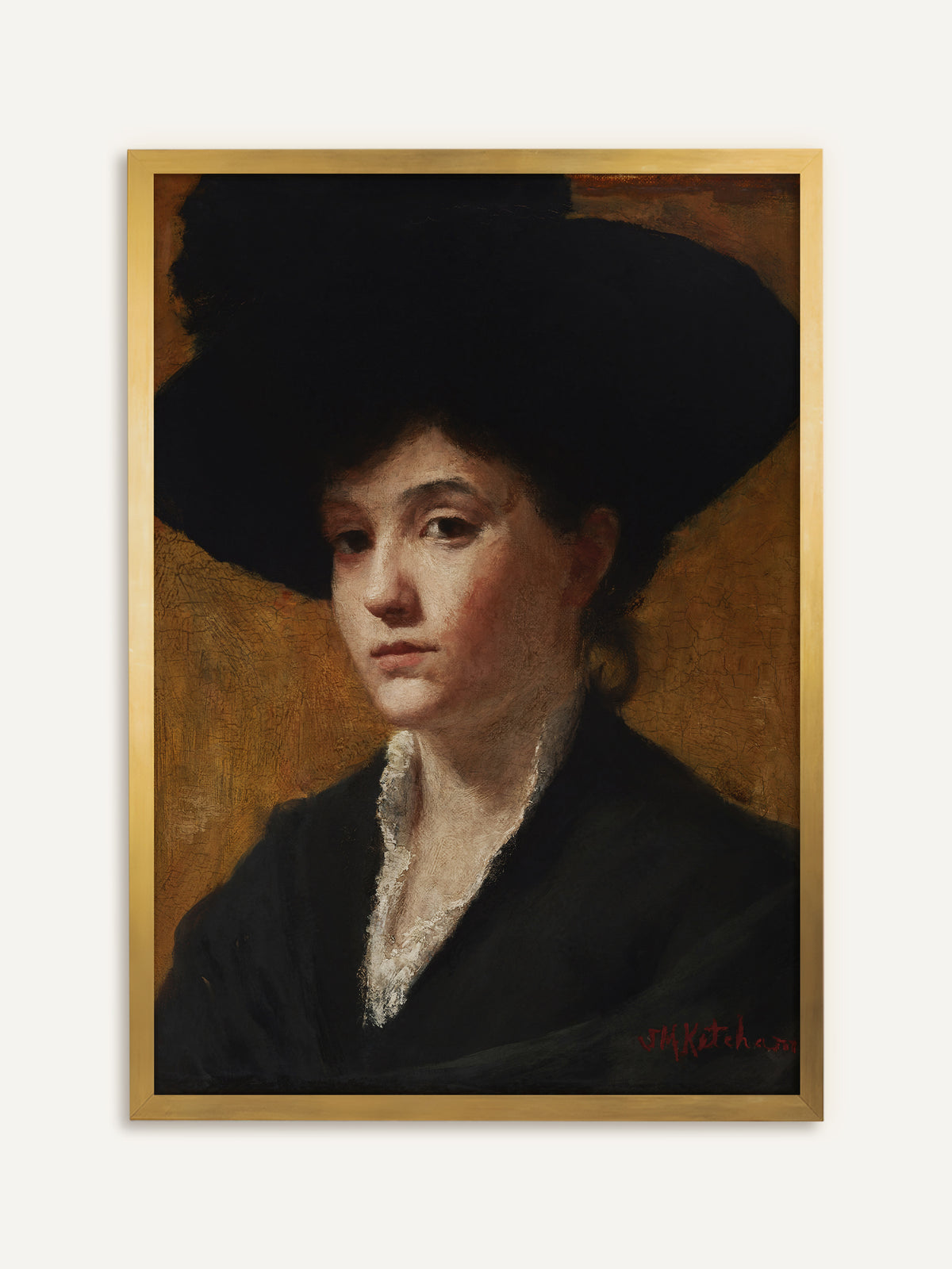 Poster, das eine junge Frau mit großem schwarzem Hut, dunklem Kleid und weißem Spitzenkragen zeigt, die vor einem ockergoldenen, rissigen Hintergrund ernst zur Seite blickt. Im goldenen Rahmen greift der Kunstdruck den goldenen Grund auf und wirkt antik. #Rahmen_Gold