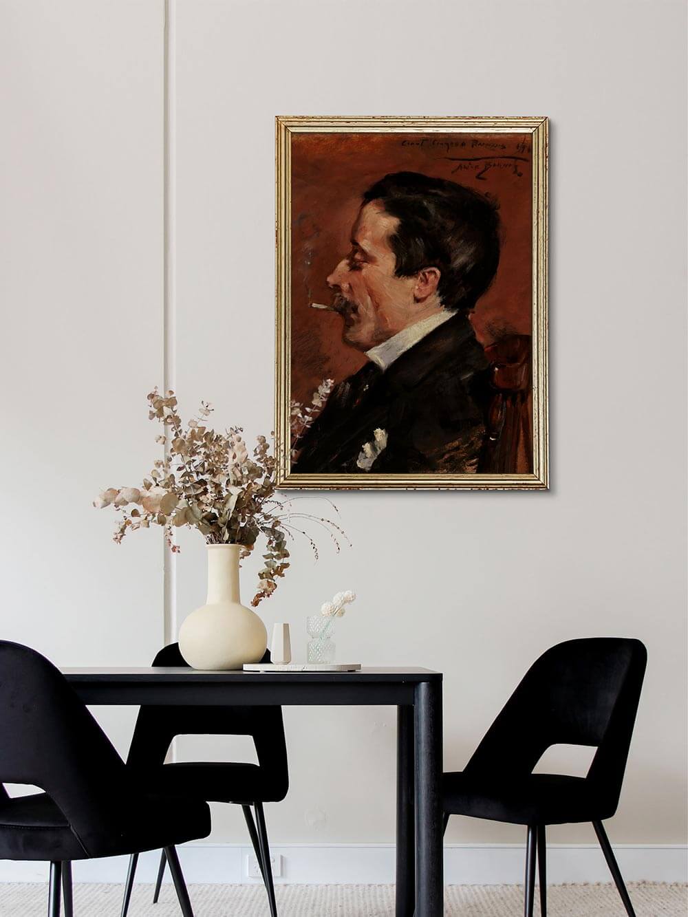 Porträt eines Mannes mit Zigarette in goldgerahmtem Kunstdruck über schwarzem Esstisch. Das Wandbild bringt historische Eleganz und künstlerischen Charakter in moderne Wohnräume.