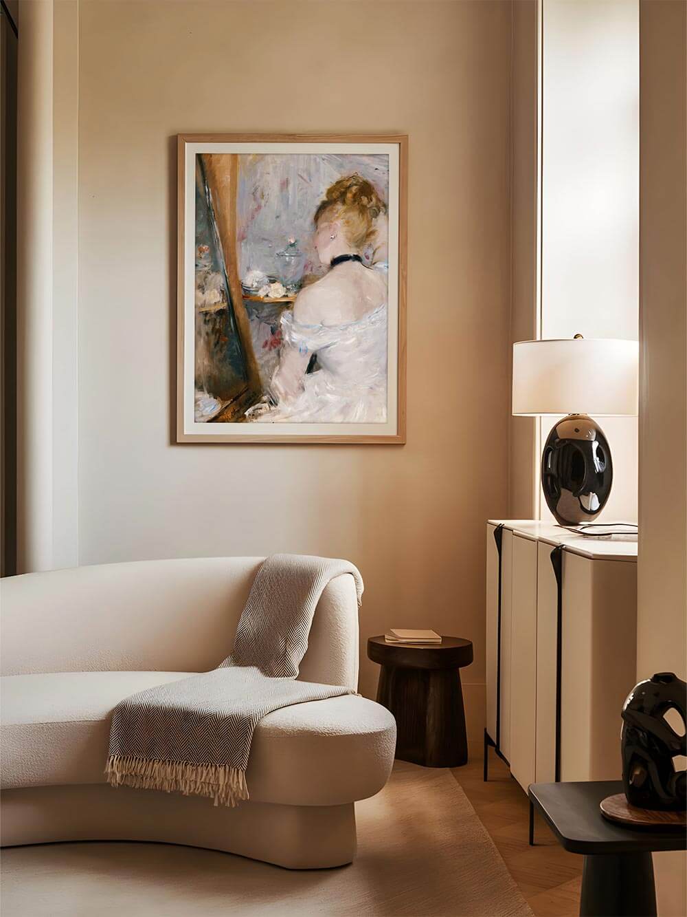 Coquette-Frauenporträt als Kunstdruck mit hellen Farben hängt über einer cremefarbenen Couch. Die weiche, impressionistische Malweise bringt zeitlose Anmut in moderne Wohnräume.