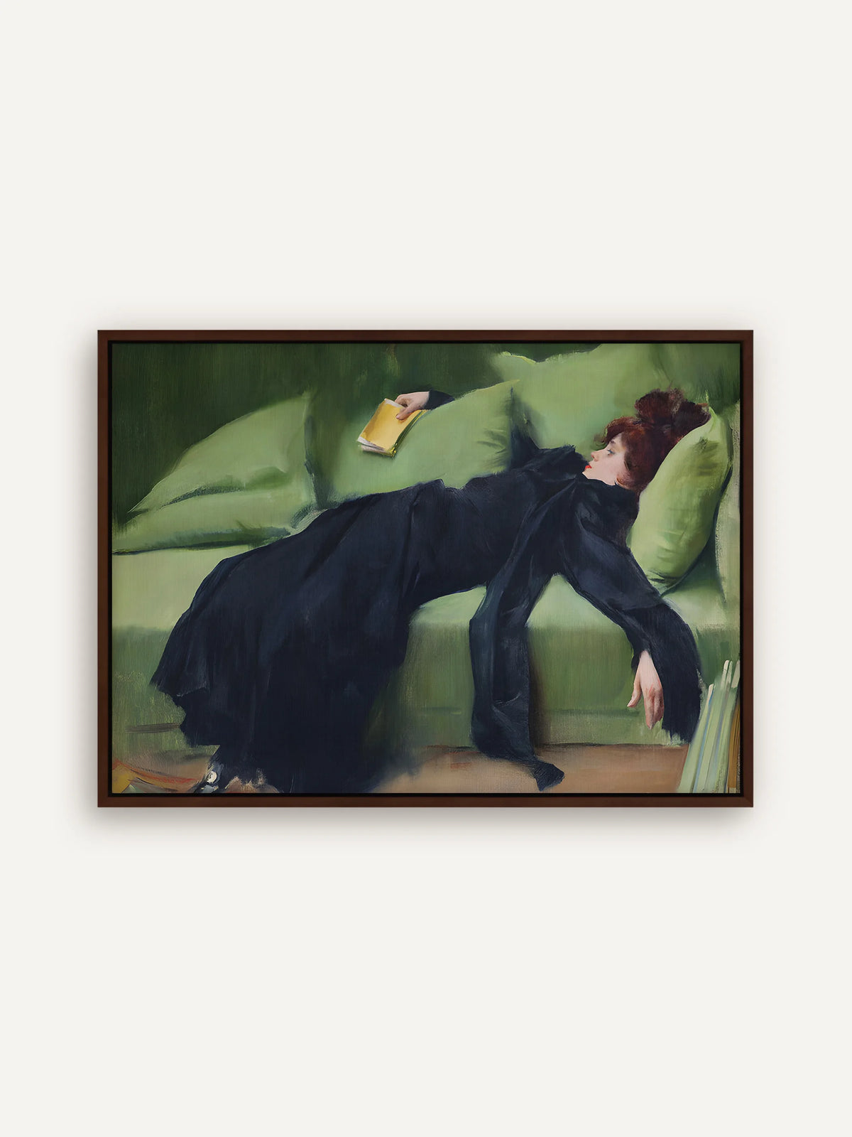 Leinwandbild nach Ramon Casas: junge Frau in schwarzem Kleid liegt erschöpft auf einem grünen Sofa, ein gelbes Buch in der Hand, im braunen Schattenfugenrahmen aus Holz #Rahmen_Braun