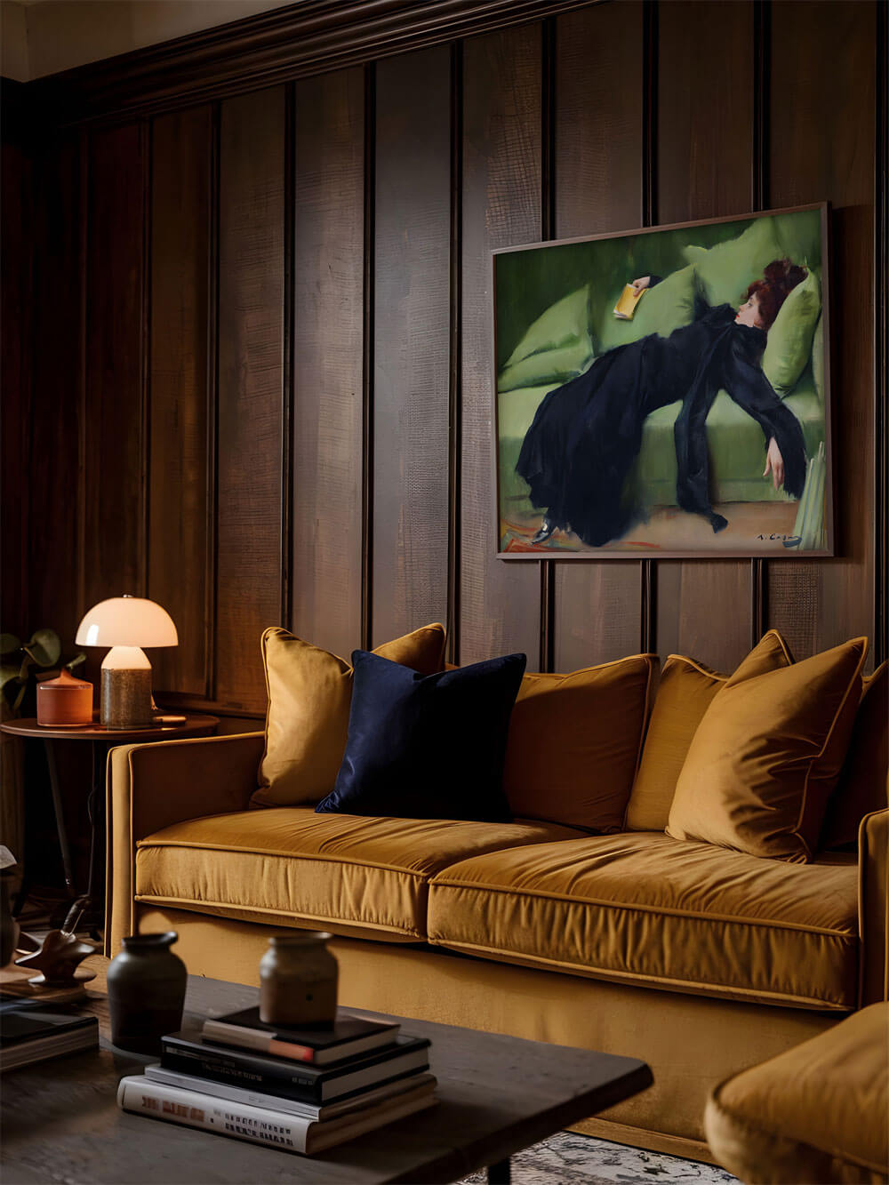 Kunstdruck einer Frau in schwarzem Kleid auf grünem Sofa, aufgehängt in einem gemütlichen Wohnzimmer mit Sofa und warmen Holzakzenten. Die dunkle Holzwand und das moderne Dekor schaffen eine behagliche Atmosphäre.