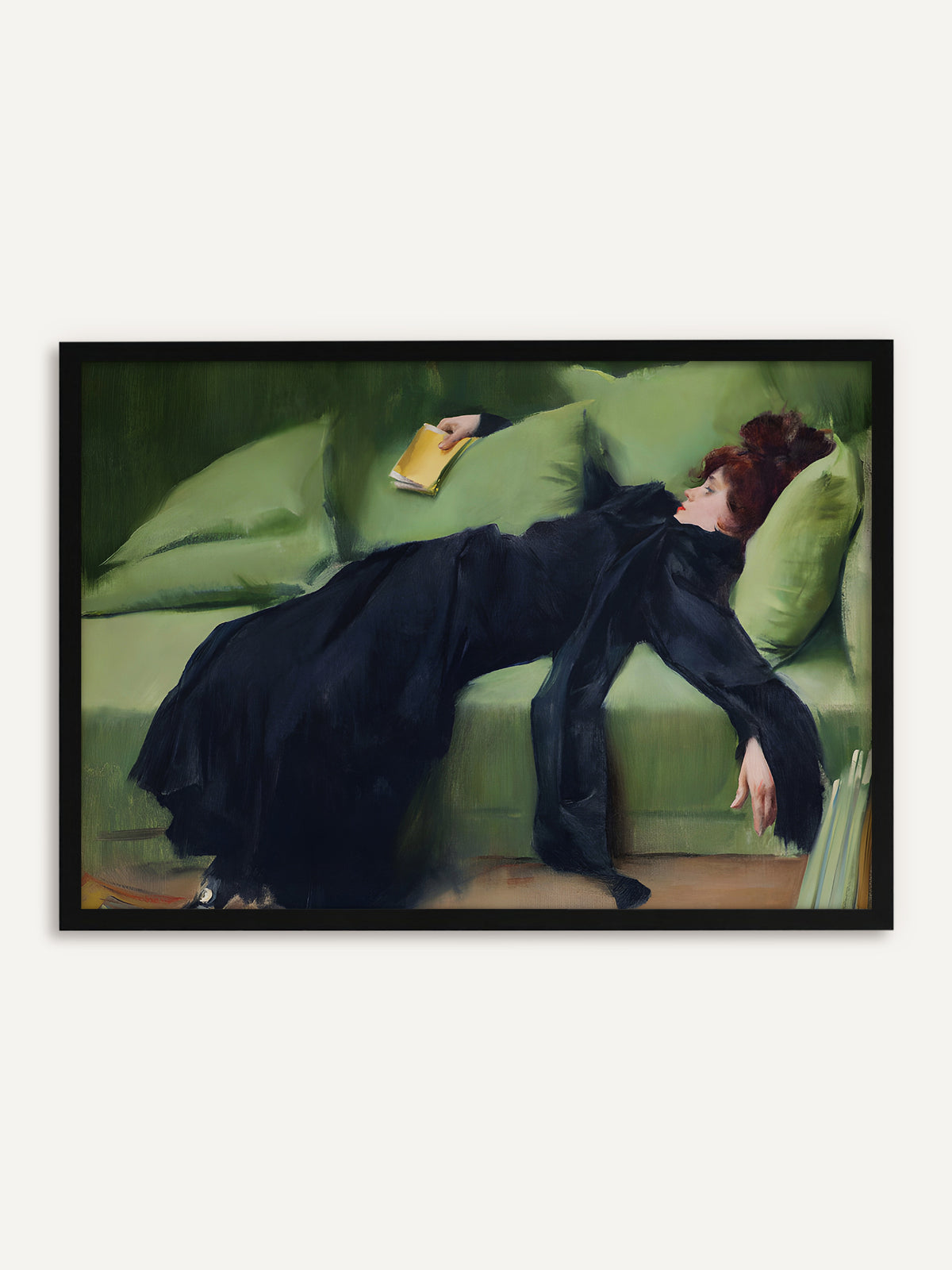 Gerahmtes Poster, das eine junge Frau mit hochgestecktem roten Haar in einem langen schwarzen Kleid zeigt, die erschöpft auf einem grünen Sofa liegt und ein gelbes Buch in der Hand hält. Mit schwarzem Rahmen greift das Bild das tiefe Schwarz des Kleides auf und wirkt klar und modern. #Rahmen_Schwarz