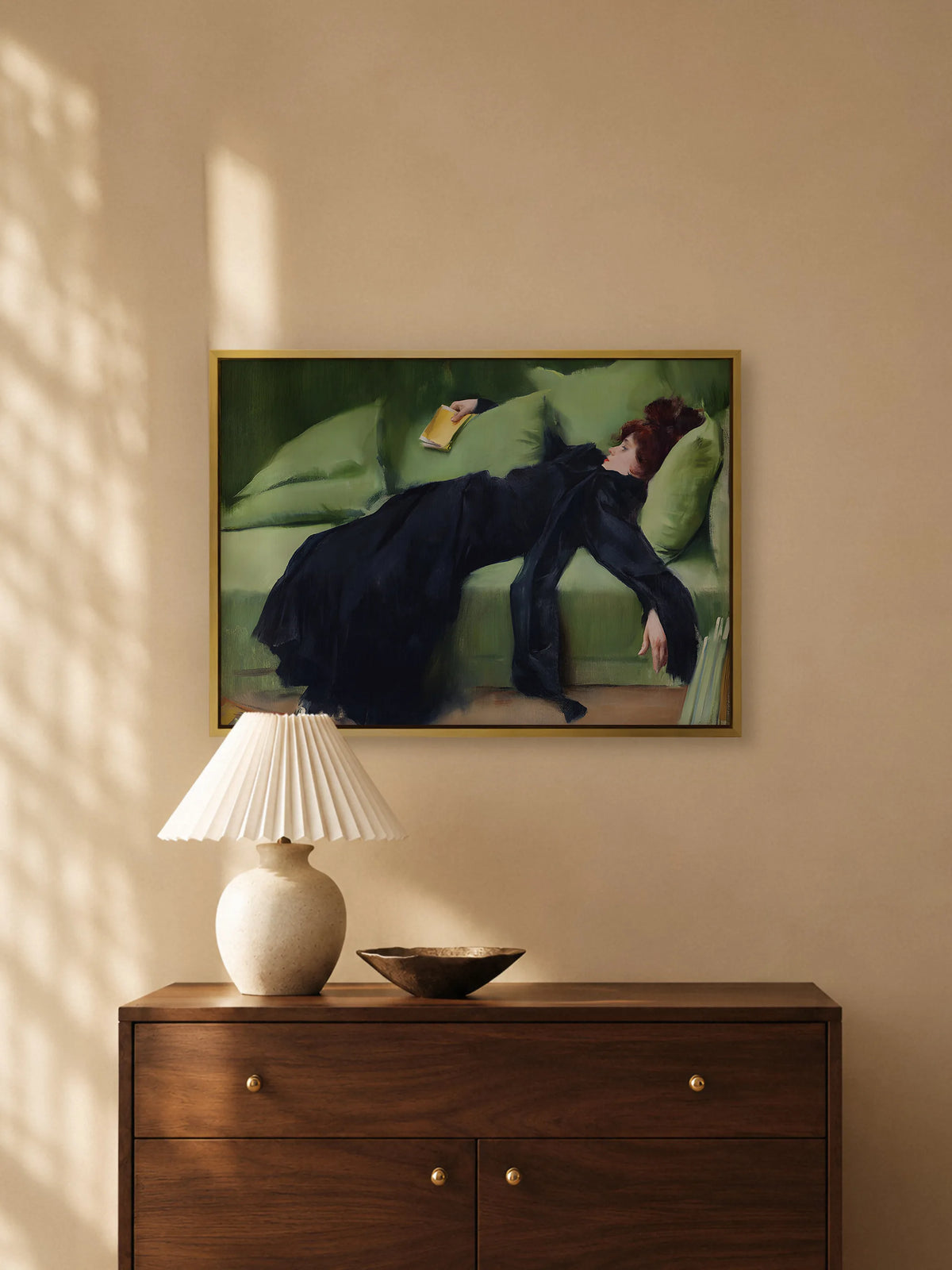 Leinwandbild Nach dem Ball von Ramon Casas im goldenen Rahmen über einer Kommode aus dunklem Holz mit heller Tischlampe und Schale