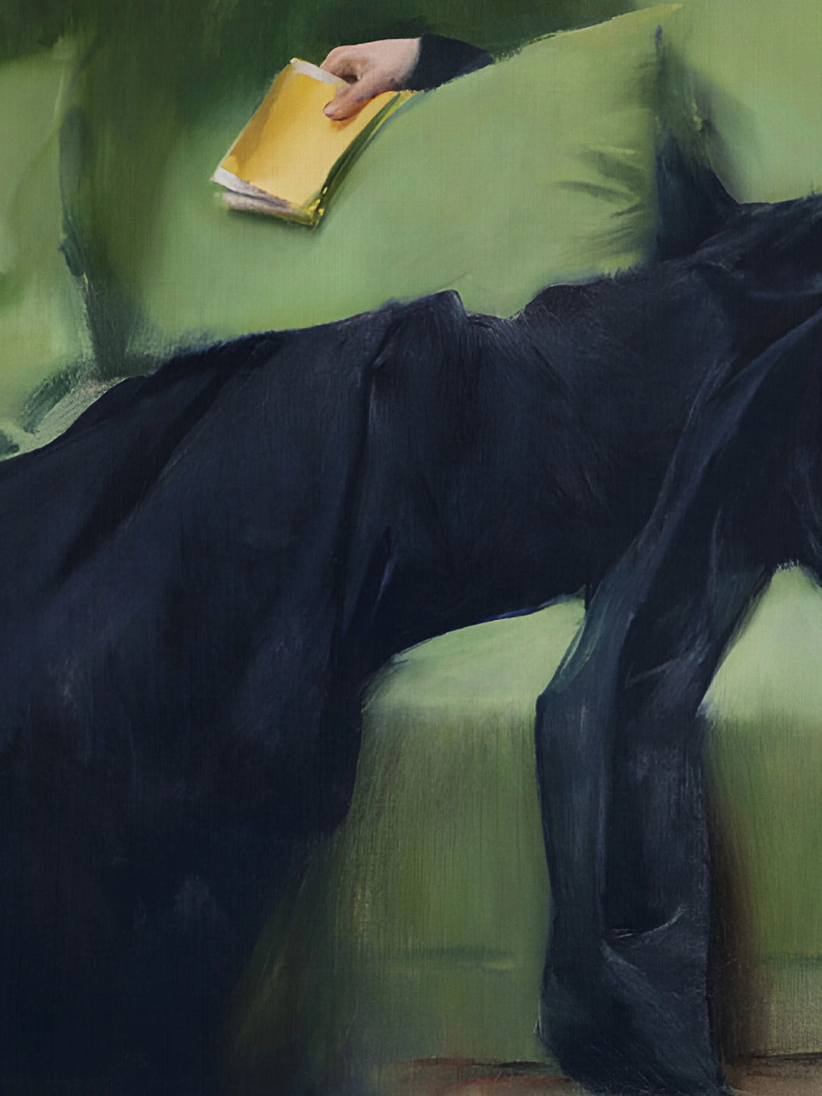 Detail des Leinwandbilds nach Ramon Casas: Hand mit gelbem Buch auf grünem Kissen und Falten des schwarzen Kleides mit sichtbarer Leinwandstruktur