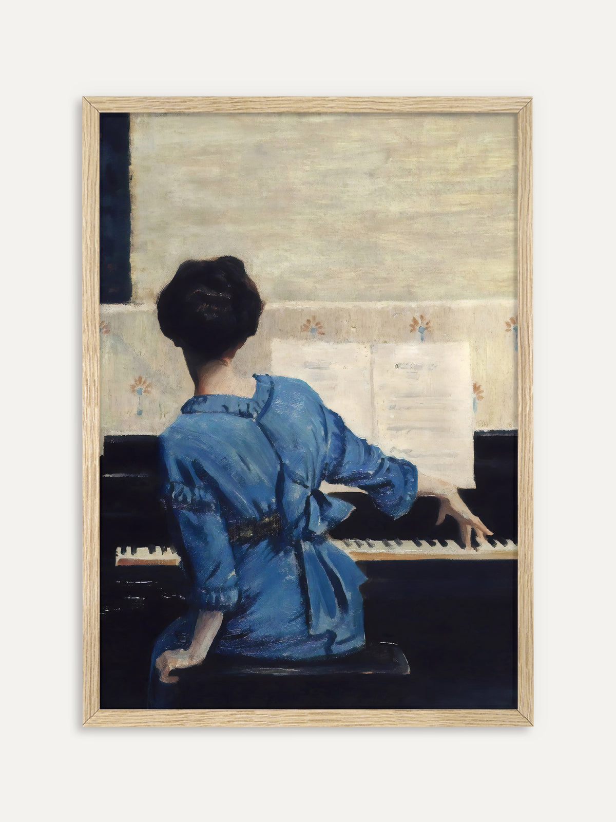 Kunstdruck, der eine Frau mit dunklem Haarknoten in einem blauen Kleid mit Schleife von hinten zeigt, die an einem schwarzen Klavier vor aufgeschlagenen Noten spielt. Im Rahmen aus hellem Holz wirkt das Vintage-Motiv ruhig und hell. #Rahmen_Helles Holz