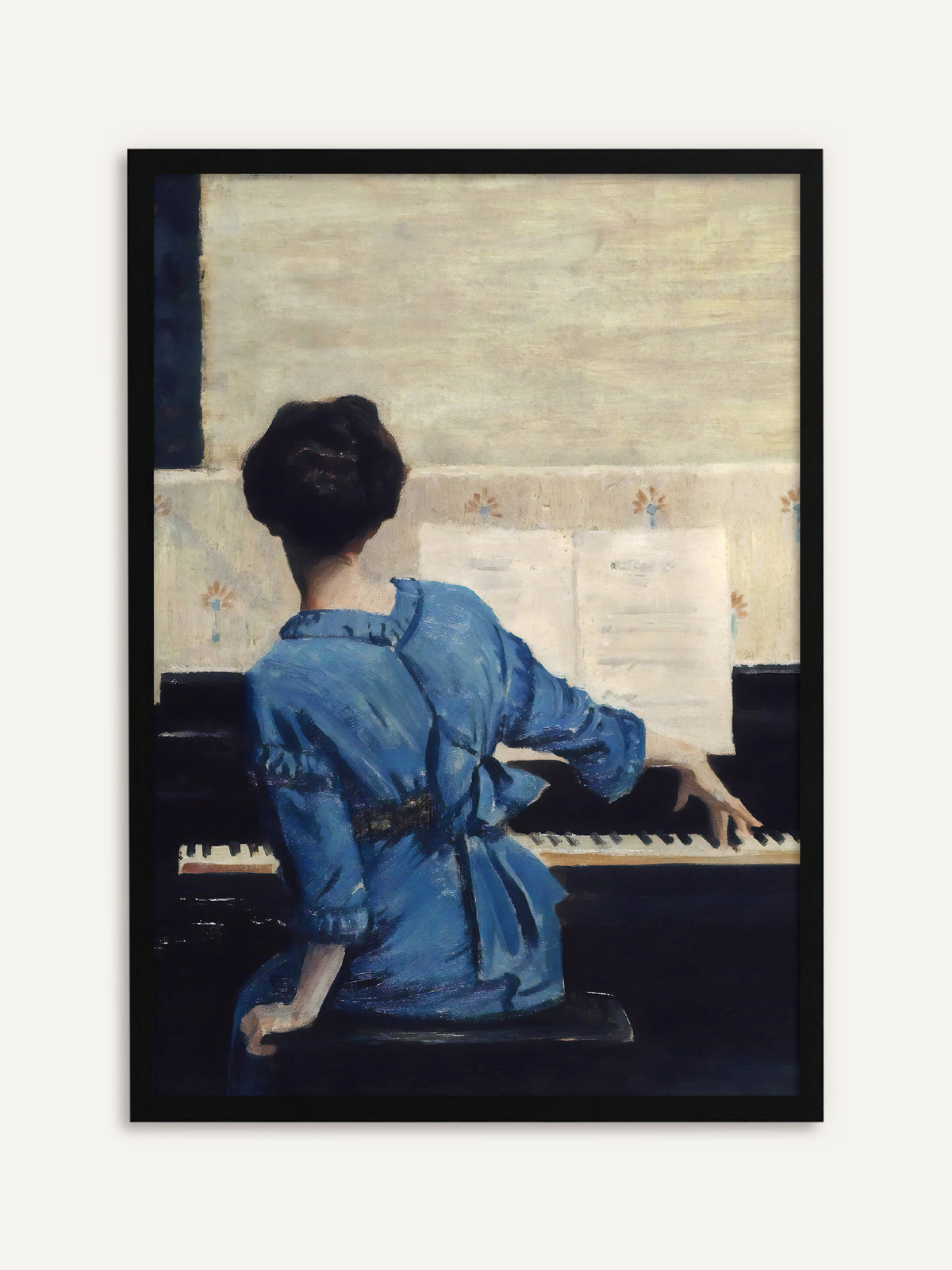Gerahmtes Poster, das eine Frau mit dunklem Haarknoten in einem blauen Kleid mit Schleife von hinten zeigt, die an einem schwarzen Klavier vor aufgeschlagenen Noten spielt. Mit schwarzem Rahmen treten das kräftige Blau und das Schwarz des Klaviers klar hervor. #Rahmen_Schwarz