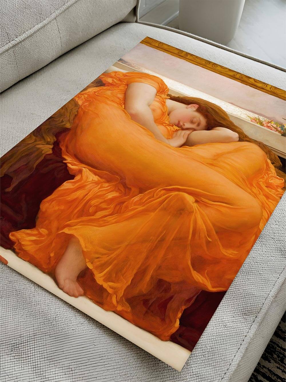 Detailreicher Kunstdruck mit weichen Pinselstrichen, zeigt eine schlafende Frau in transparentem, orangefarbenem Kleid auf einem Sofa – Symbolismus in intensiver Farbgebung.