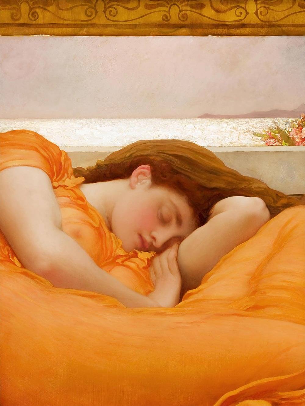 Nahaufnahme einer schlafenden Frau in einem fließenden, orangefarbenen Gewand. Zarte Gesichtszüge und goldenes Licht unterstreichen die ruhige, träumerische Atmosphäre des Gemäldes.