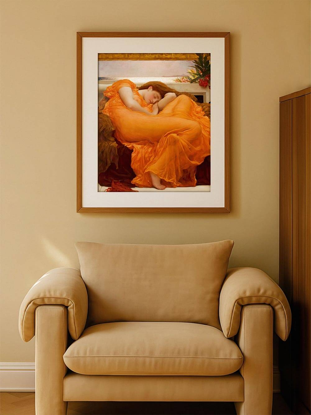 Klassischer Kunstdruck einer schlafenden Frau in leuchtend orangefarbenem Gewand vor hellem Hintergrund, eingerahmt über einem beigen Sessel. Symbolistischer Stil, warme Farbtöne.
