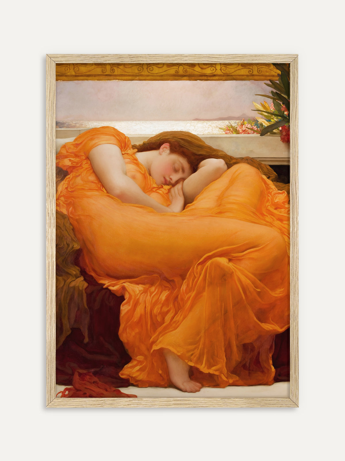 Kunstdruck von Frederic Leightons „Flaming June“, der eine junge Frau mit rotbraunem Haar zeigt, die in einem durchscheinenden orangefarbenen Gewand zusammengerollt auf einer Marmorbank vor dem glitzernden Meer schläft. Im Rahmen aus hellem Holz wirkt das viktorianische Gemälde warm und sommerlich hell. #Rahmen_Helles Holz